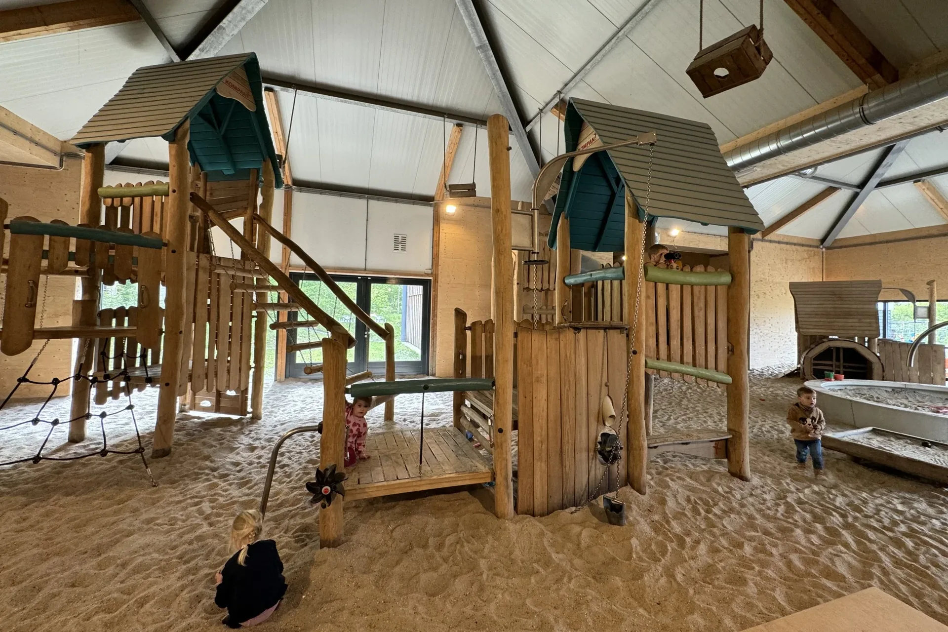 Indoorspielplatz mit Sandboden im Landal Het Land van Bartje