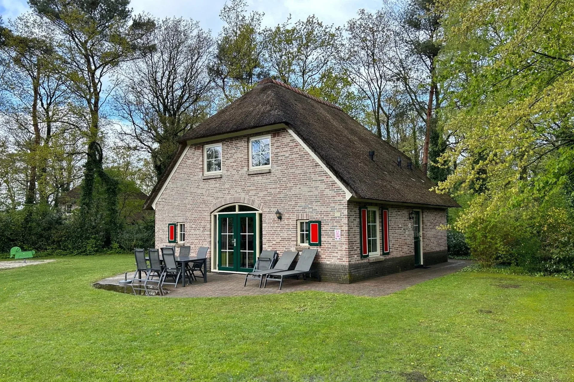 Übersicht über den Landal Het Land van Bartje mit Reetdach-Ferienhäusern im Wald