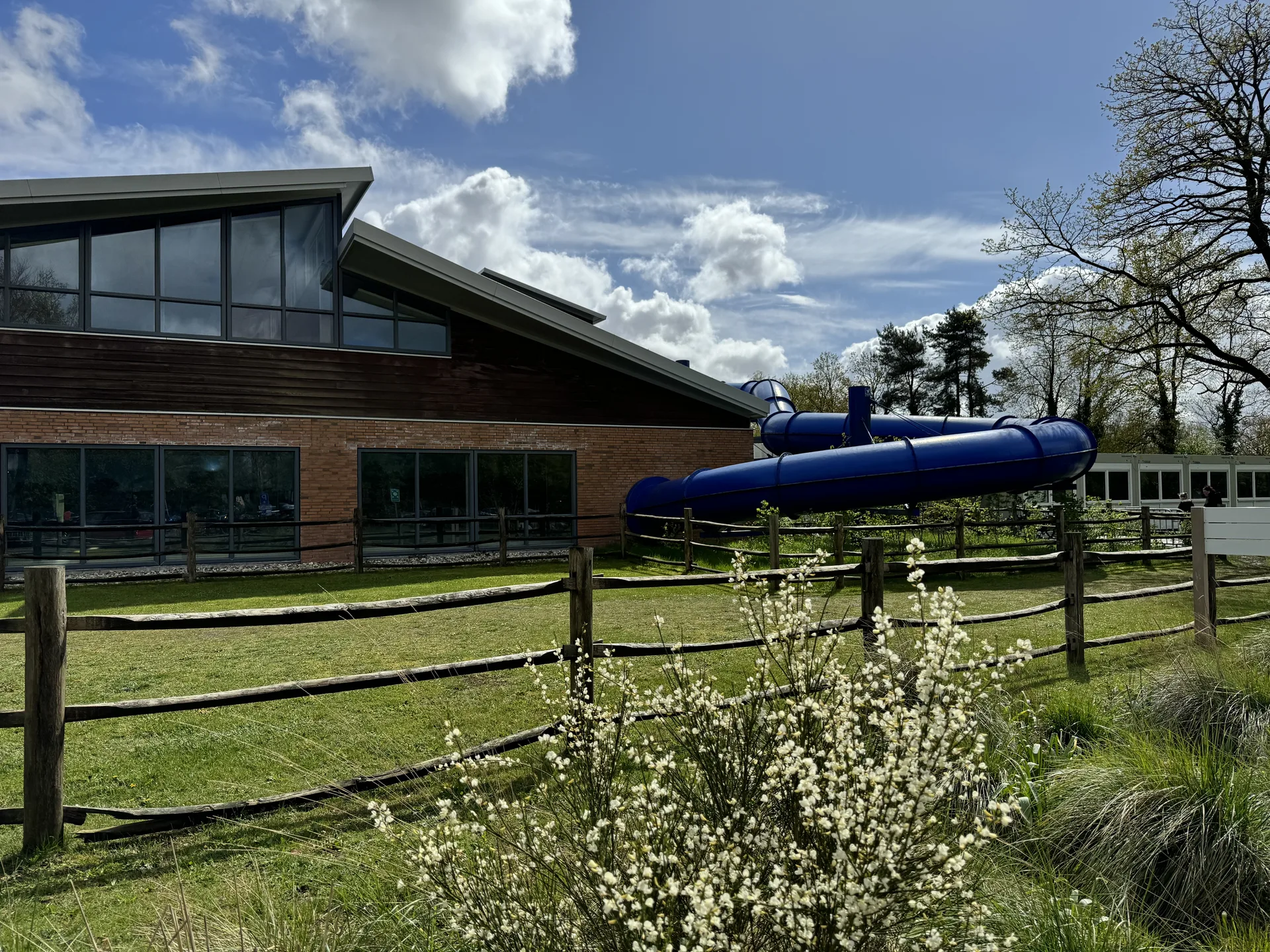 Das Schwimmbad und Zentralgebäude von außen