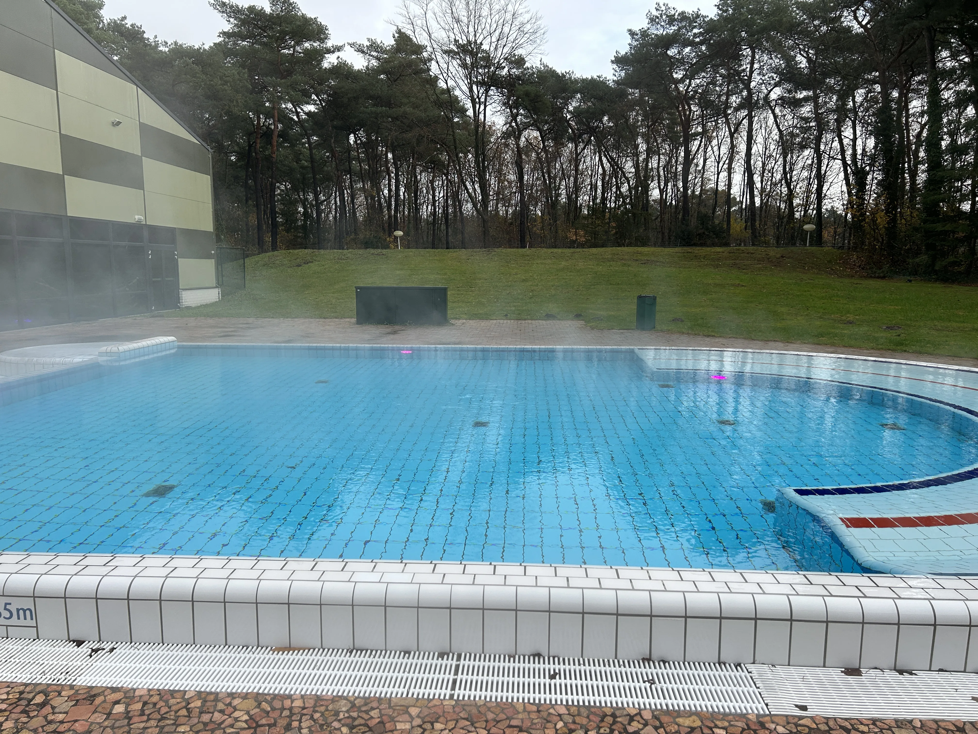 Das beheizte Außenbecken