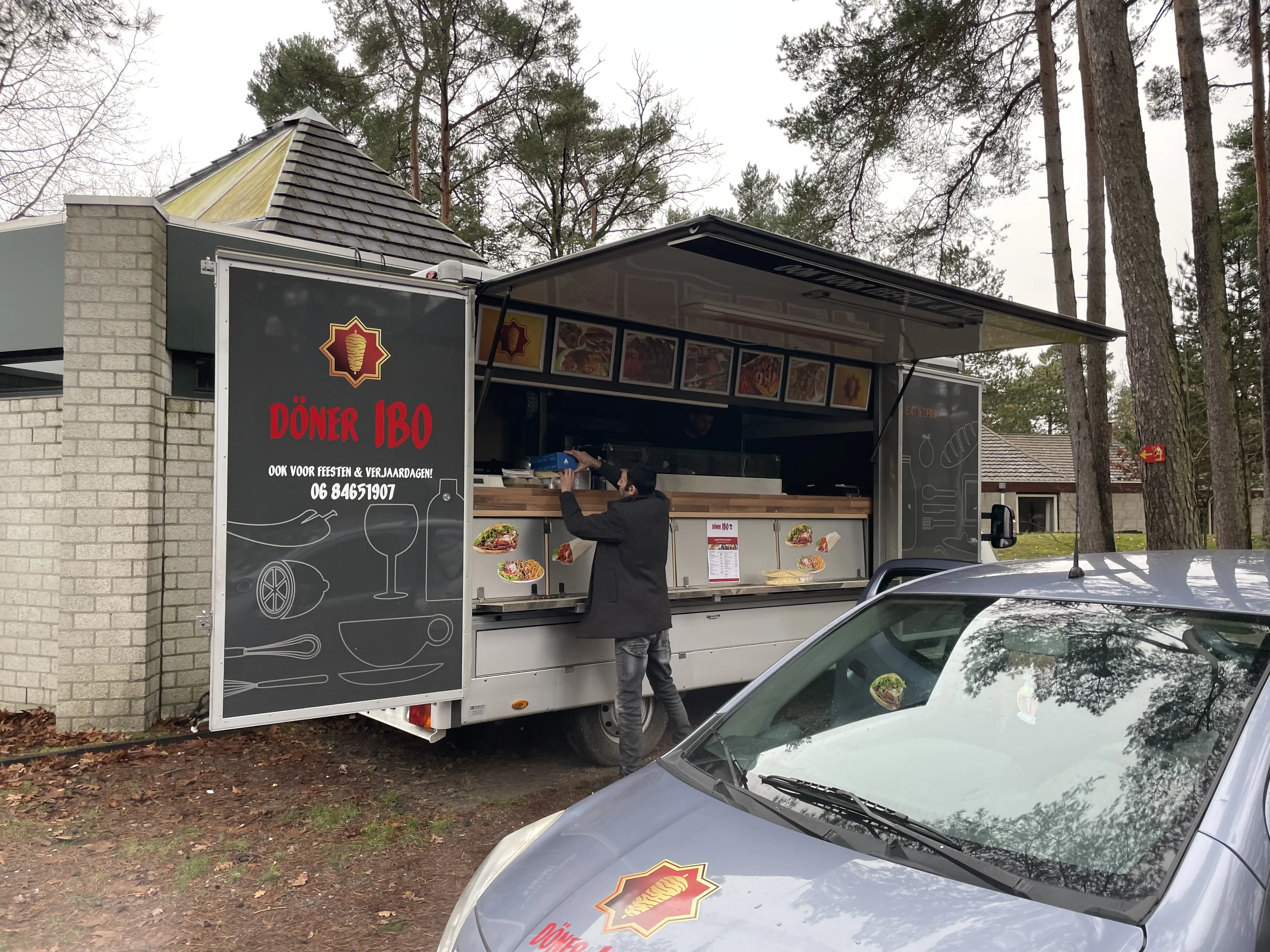 Der Döner-Imbisswagen am Parkplatz