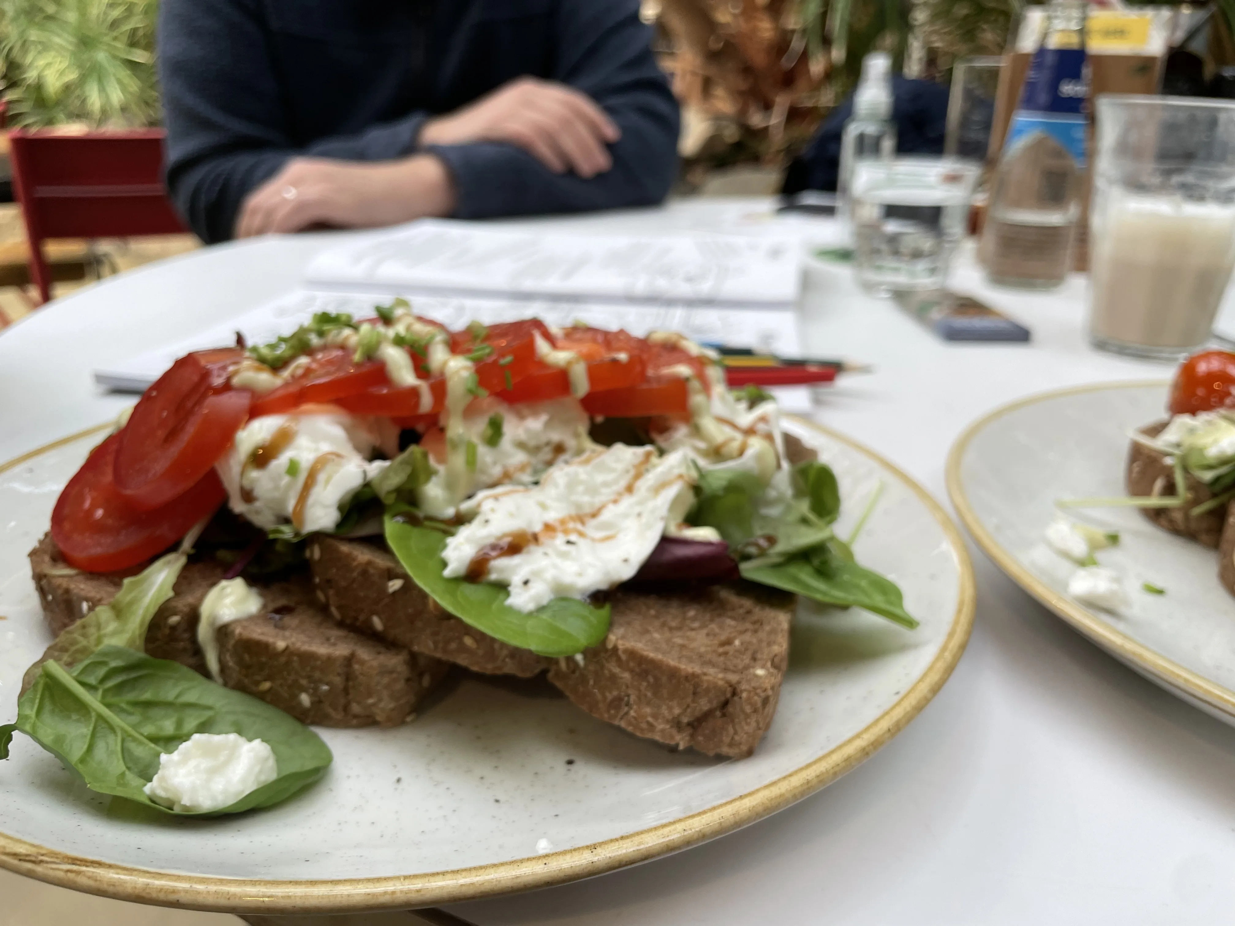 Mozzarella-Tomaten auf frischem Brot