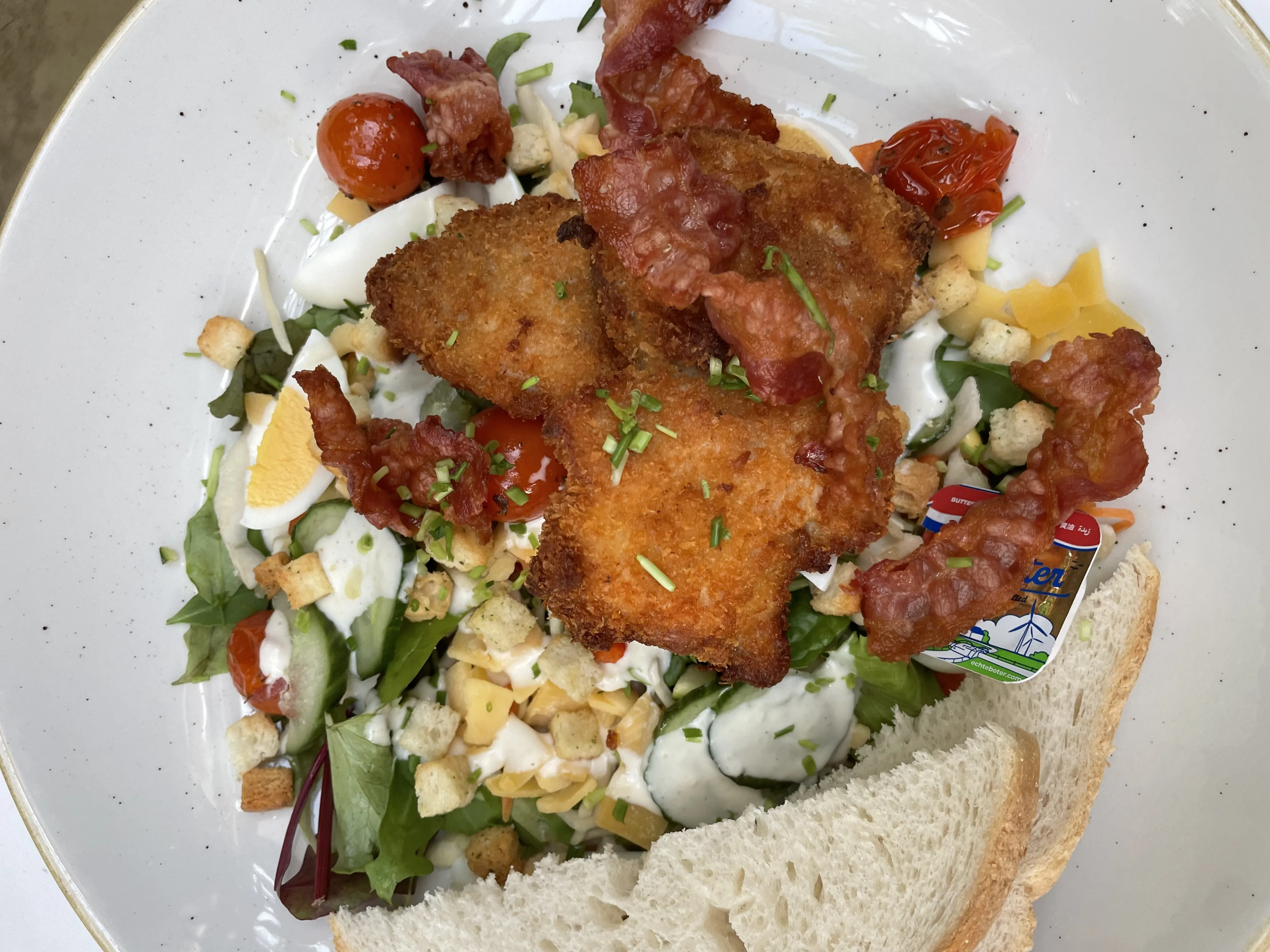 Schnitzel-Salat im Restaurant