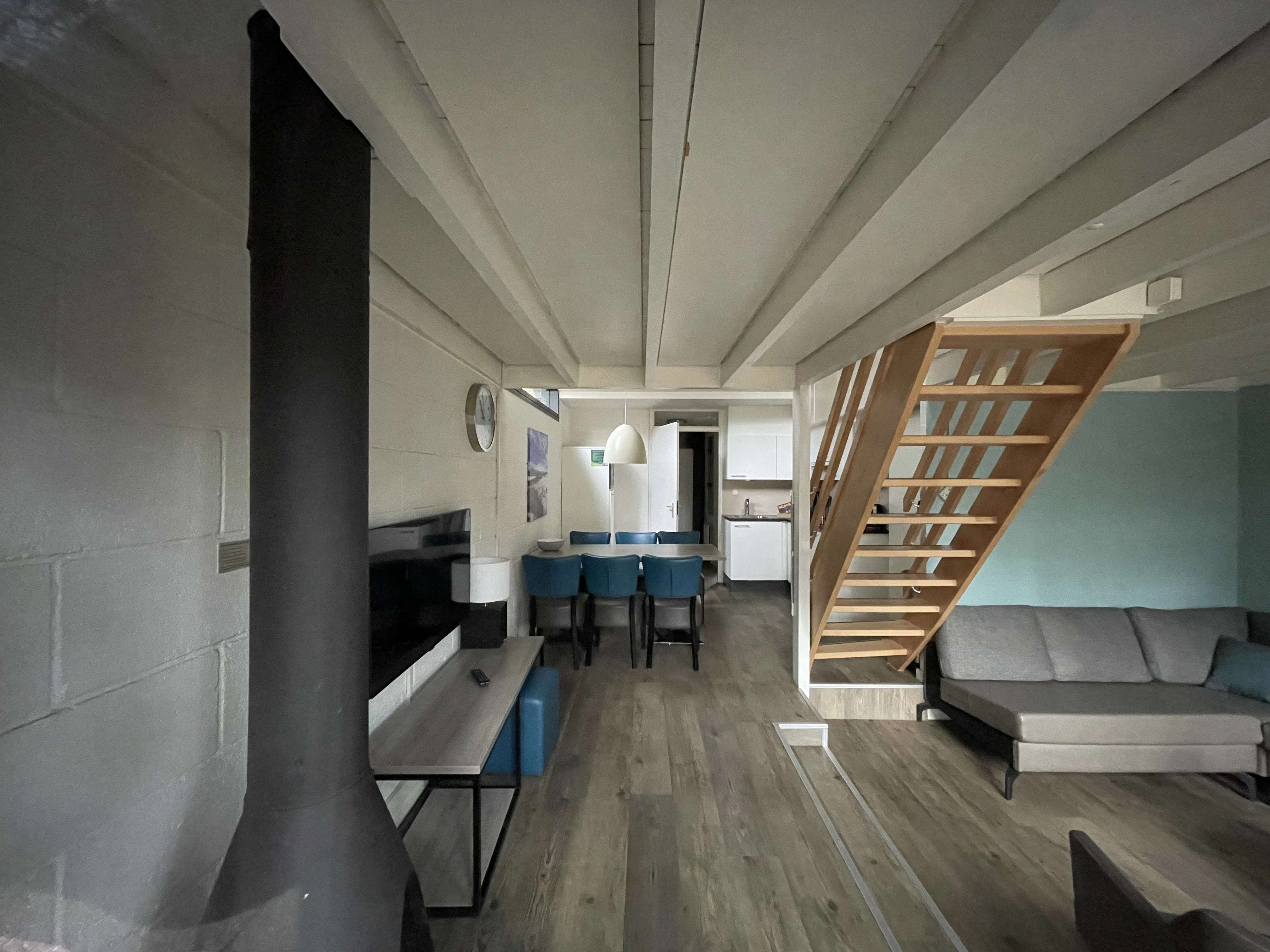 Wohnbereich mit Kamin und offener Treppe