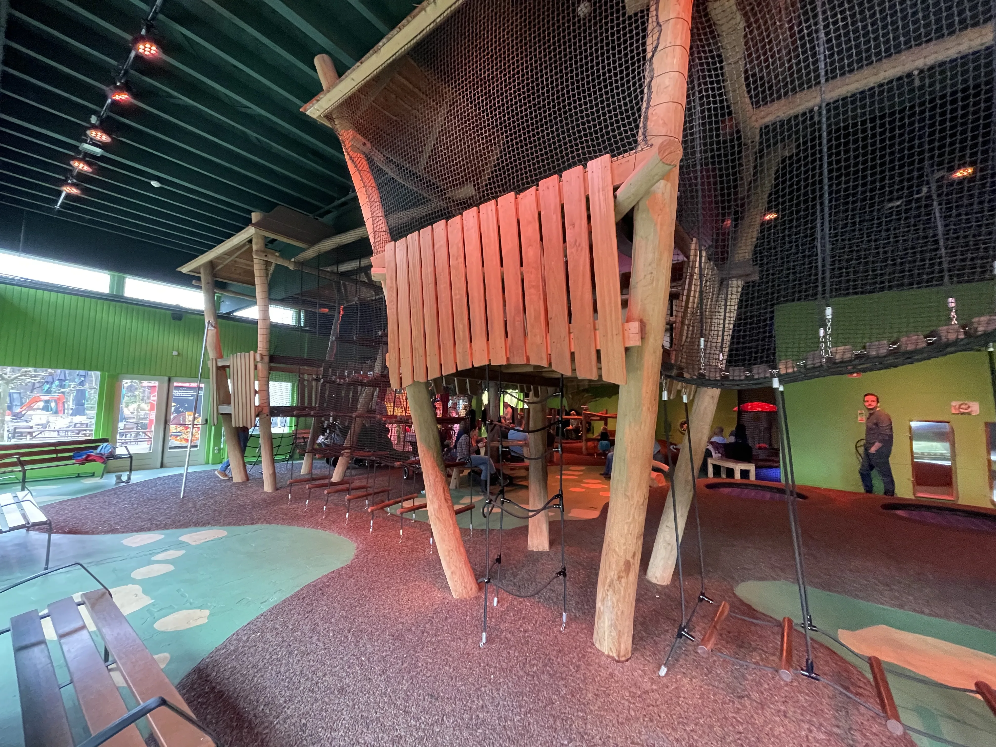 Der Indoor-Spielplatz mit Baumhaus