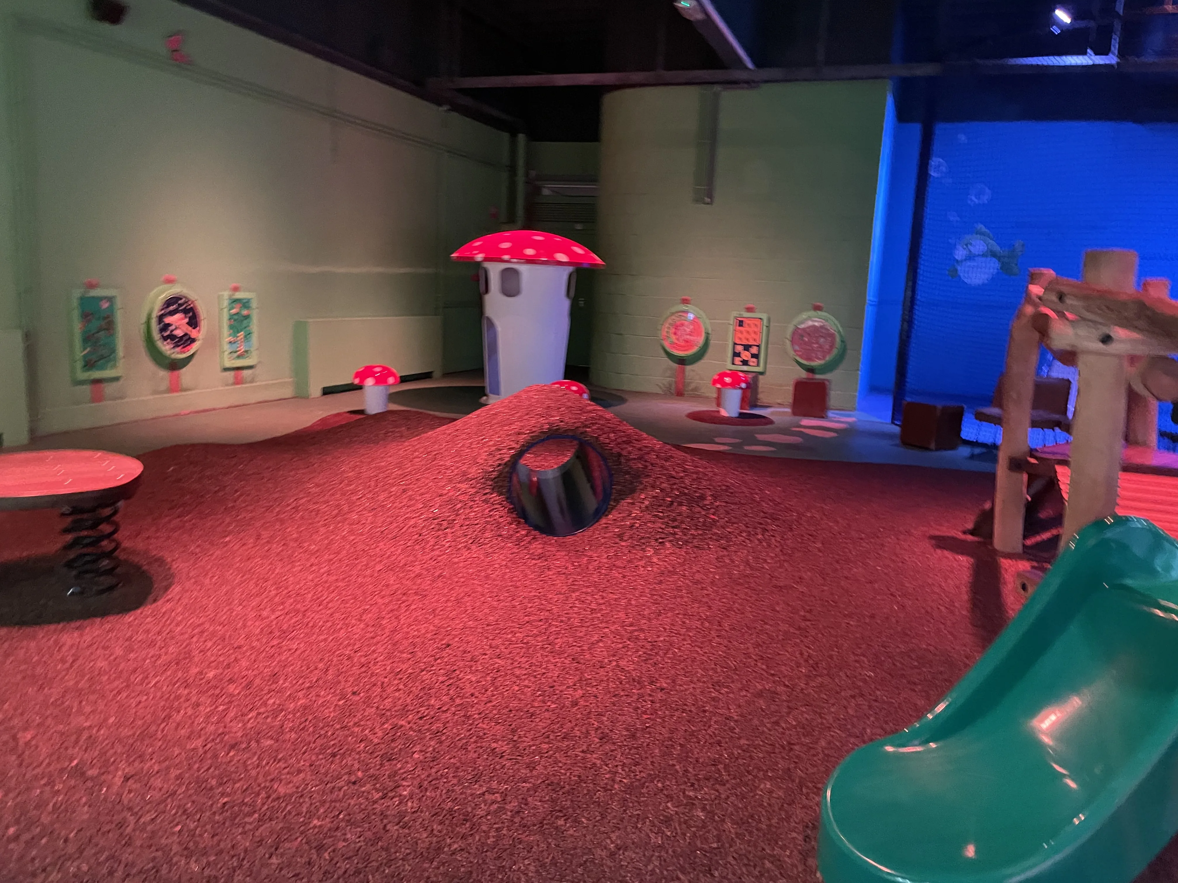 Der Kleinkindbereich mit Pilzen und Wandspielen