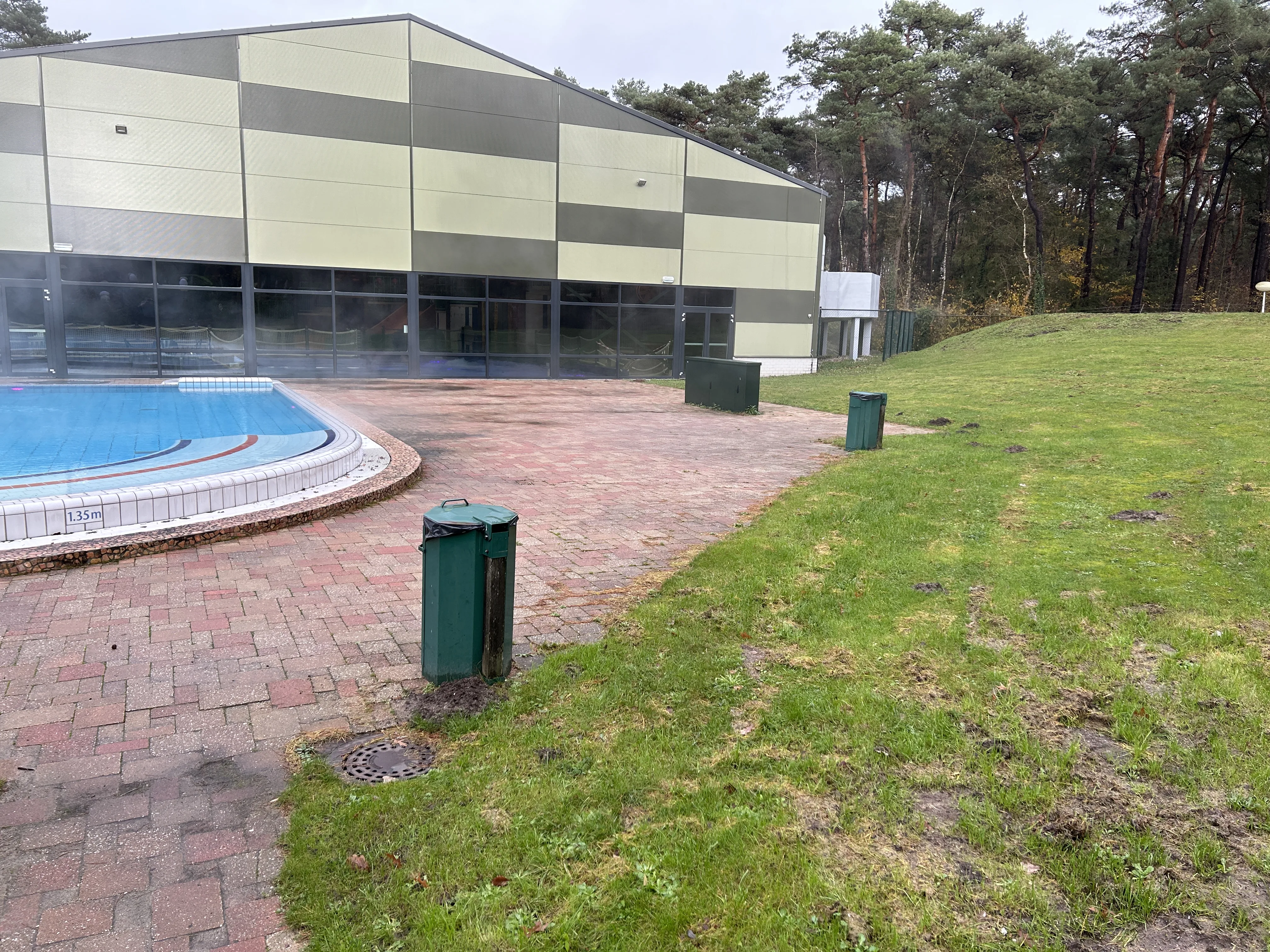 Die Liegewiese am Außenbecken