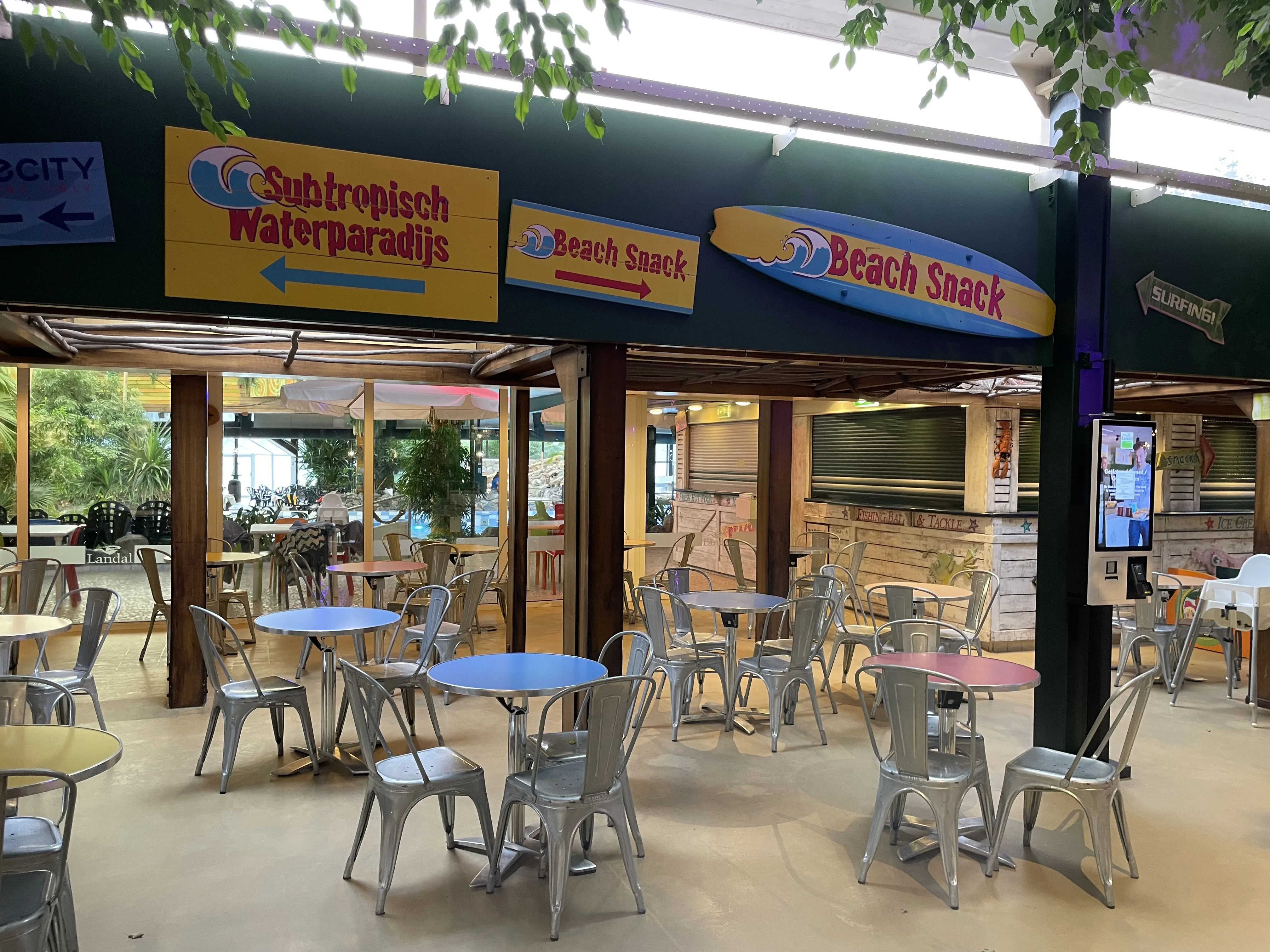 Beach Snack und Wegweiser in der Market Plaza