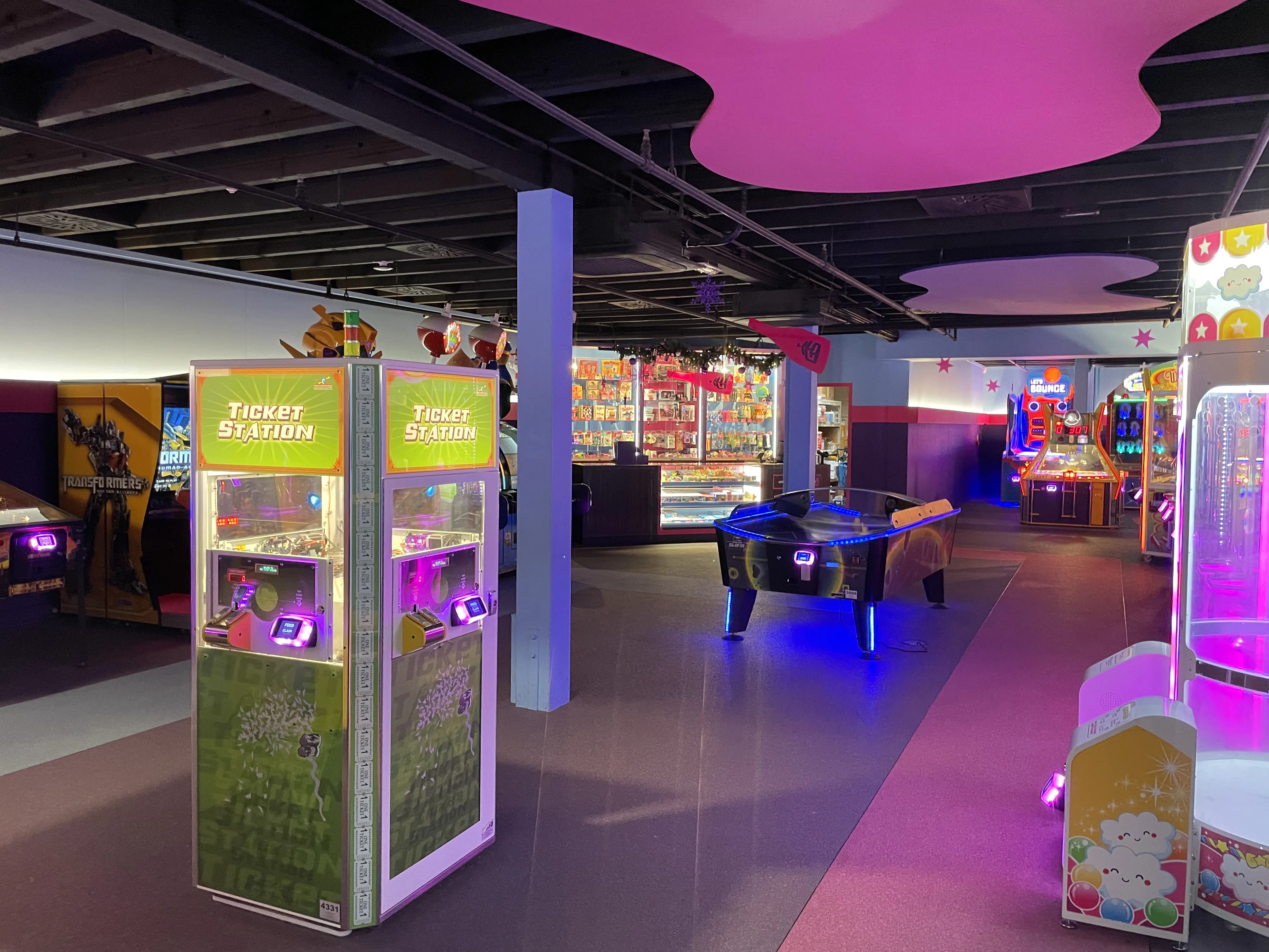 Die Spielhalle mit Ticket Station und Airhockey