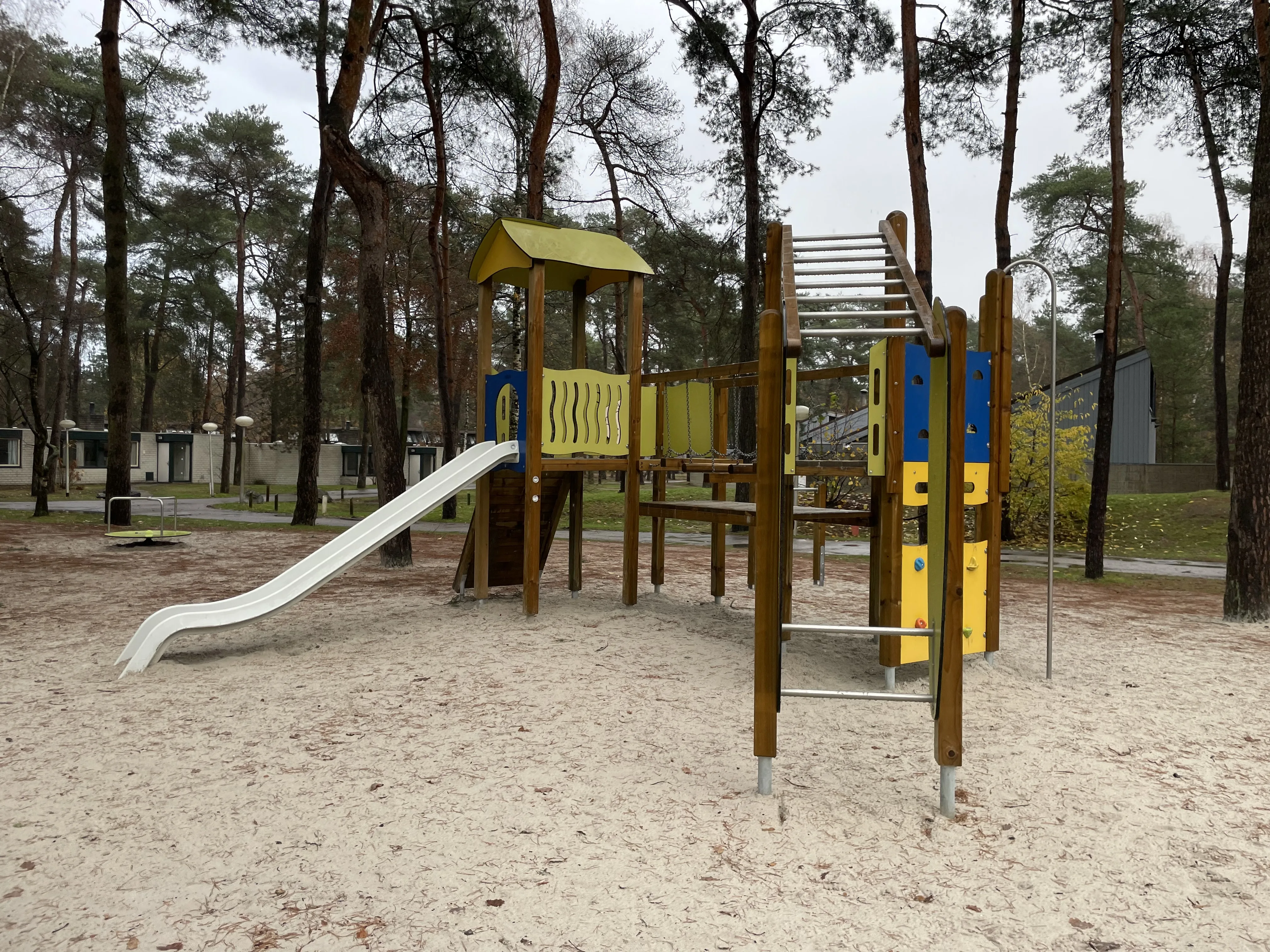 Outdoor-Spielplatz zwischen den Kiefern