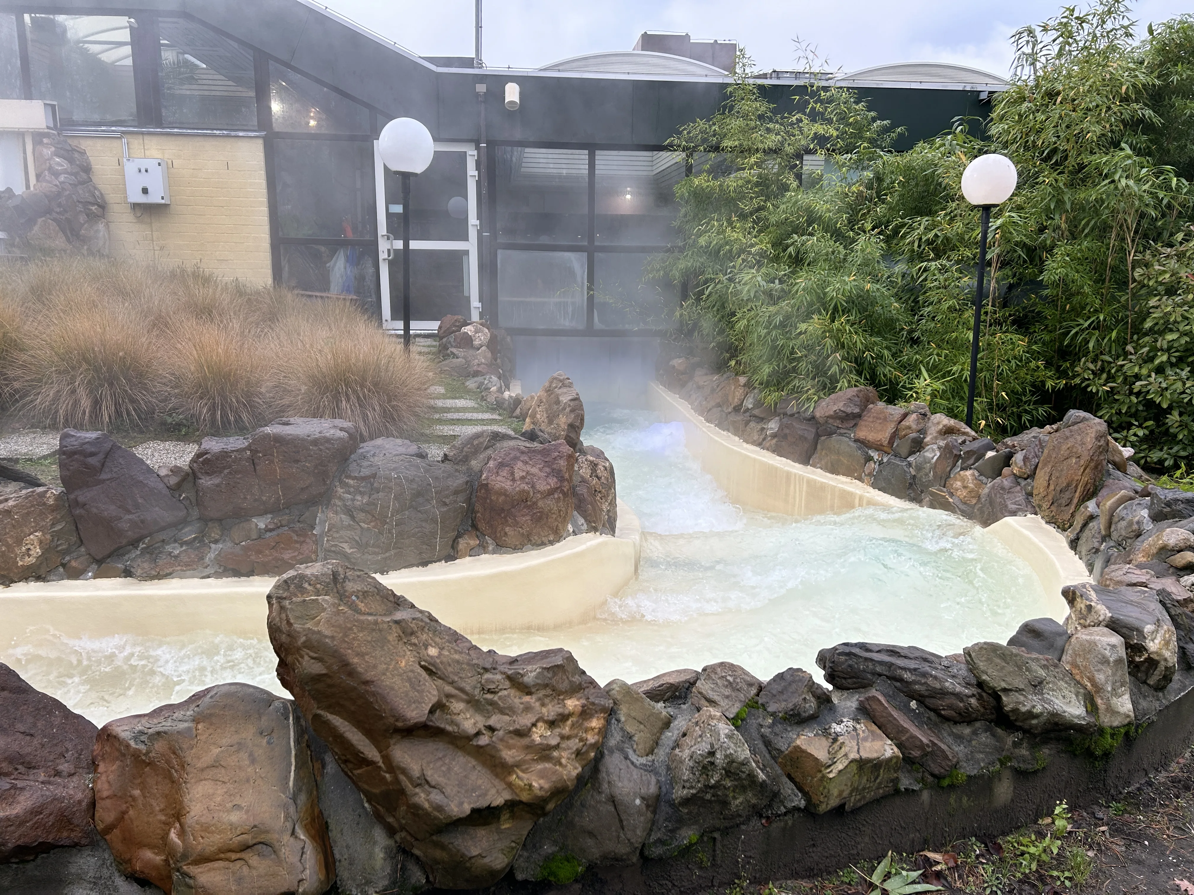 Die Wildwasserbahn führt nach draußen durch die Felsen