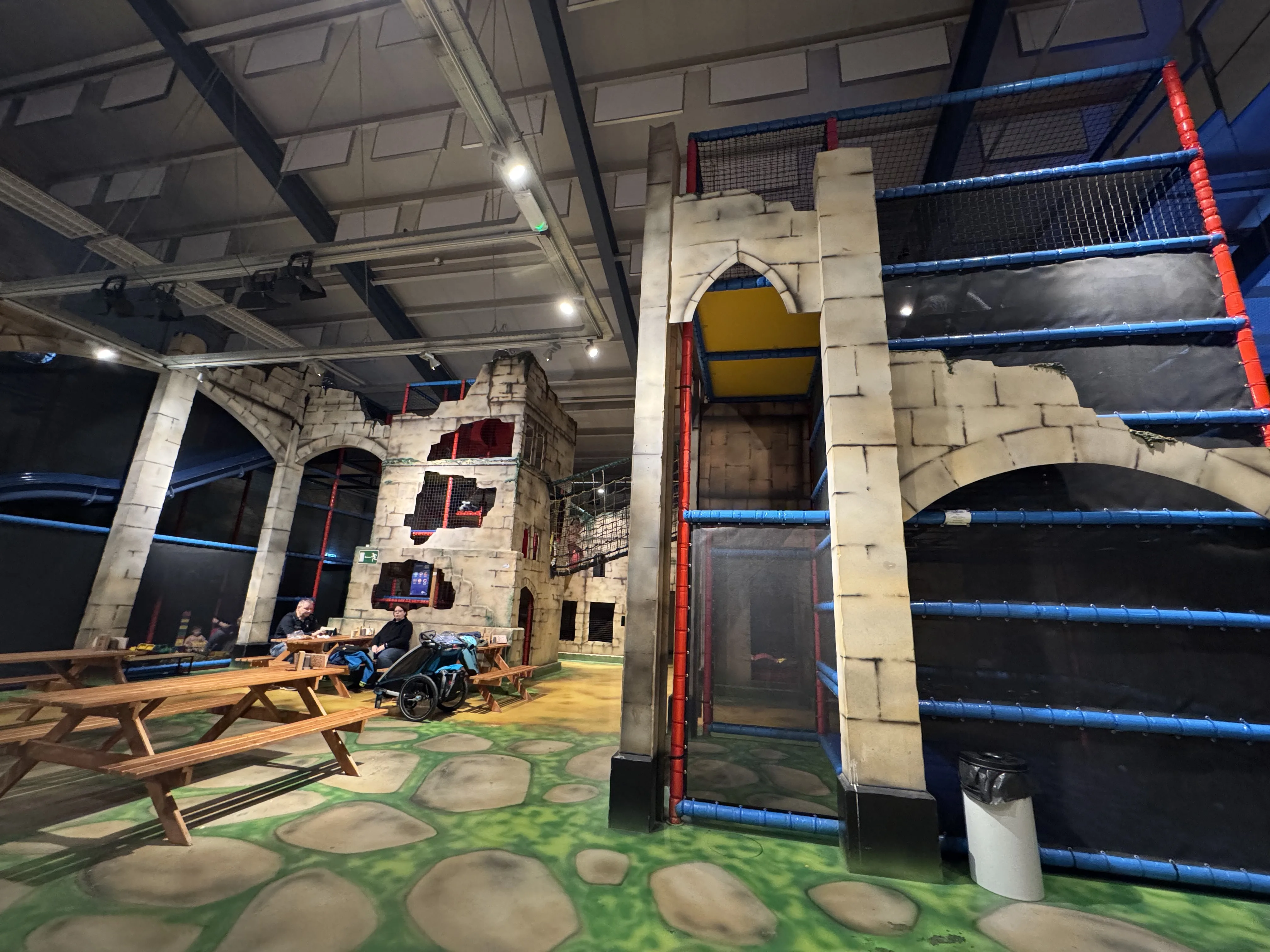 Der Indoorspielplatz mit Kletterturm