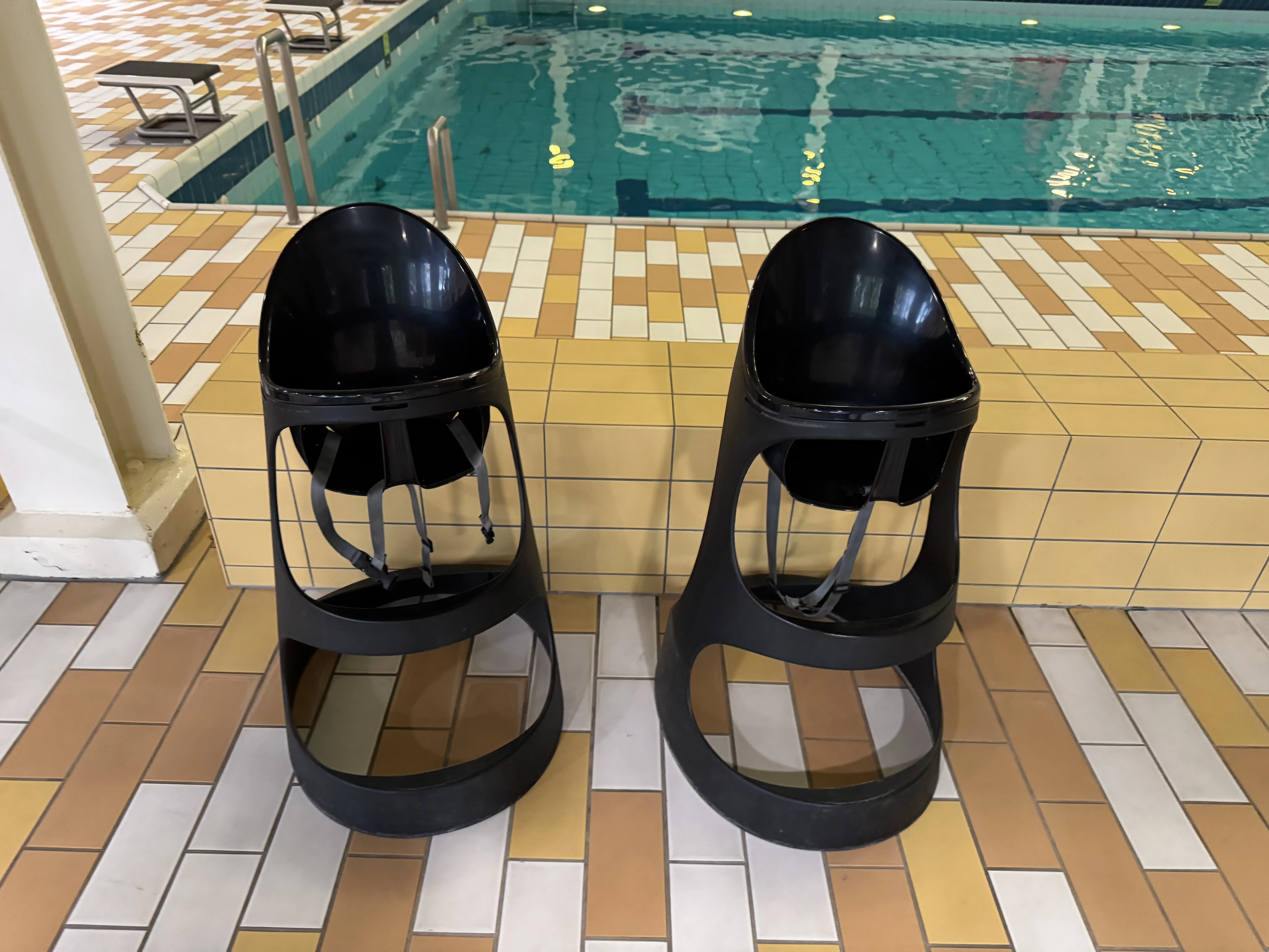 Kinderstühle am Beckenrand – ein nettes Detail