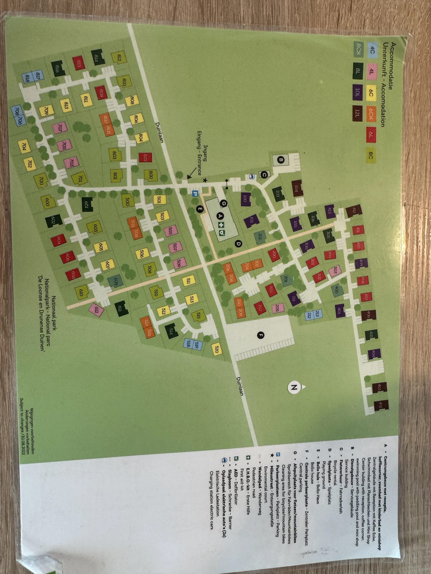 Lageplan des Landal Kaatsheuvel mit Zentralgebäude, Schwimmbad, Spielplatz, Bollo-Haus und dem angrenzenden Nationalpark De Loonse en Drunense Duinen