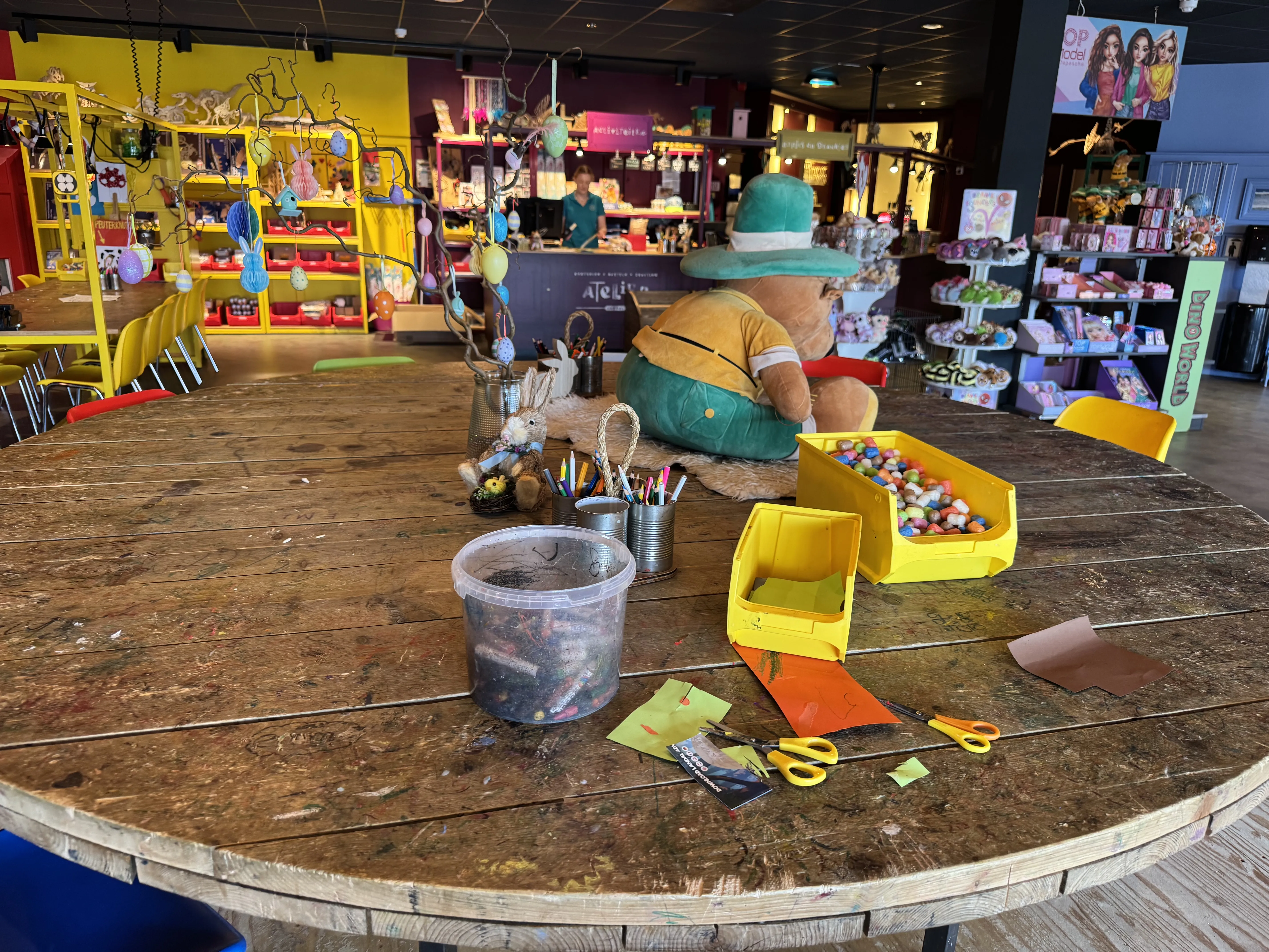 Bastelmaterialien im Atelier