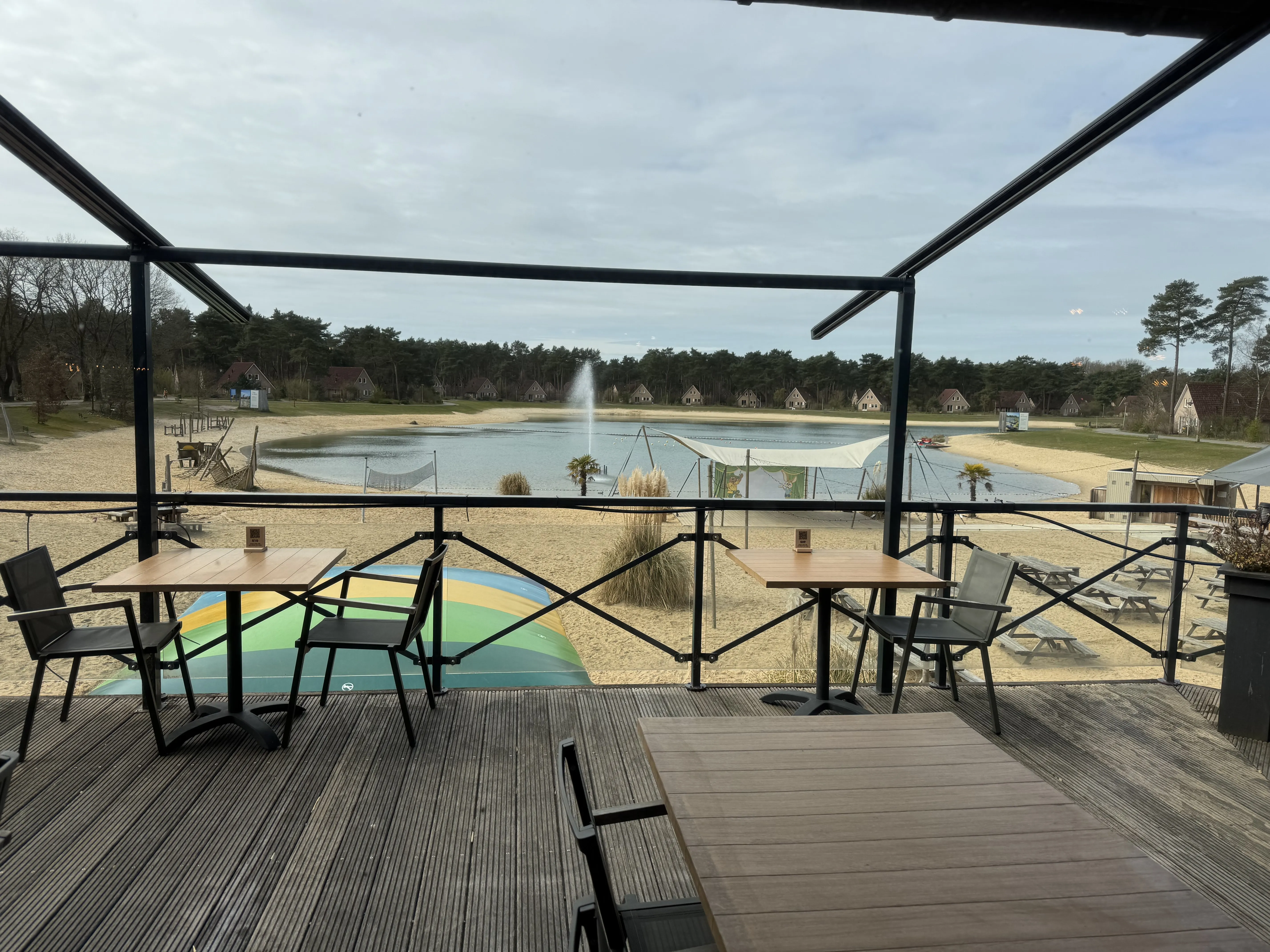 Blick von der Terrasse des Zentralgebäudes auf den See