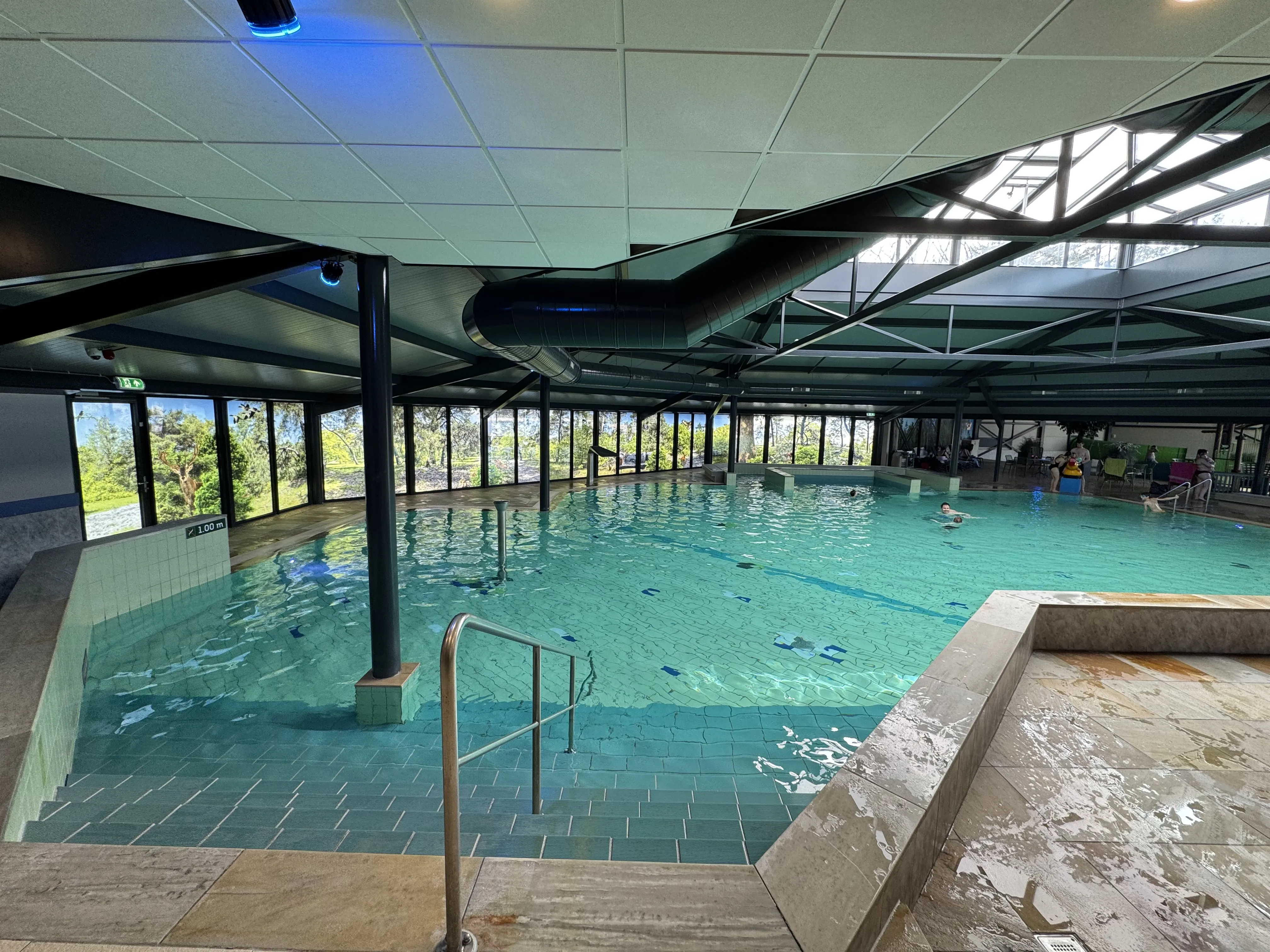 Hallenschwimmbad mit Hauptbecken