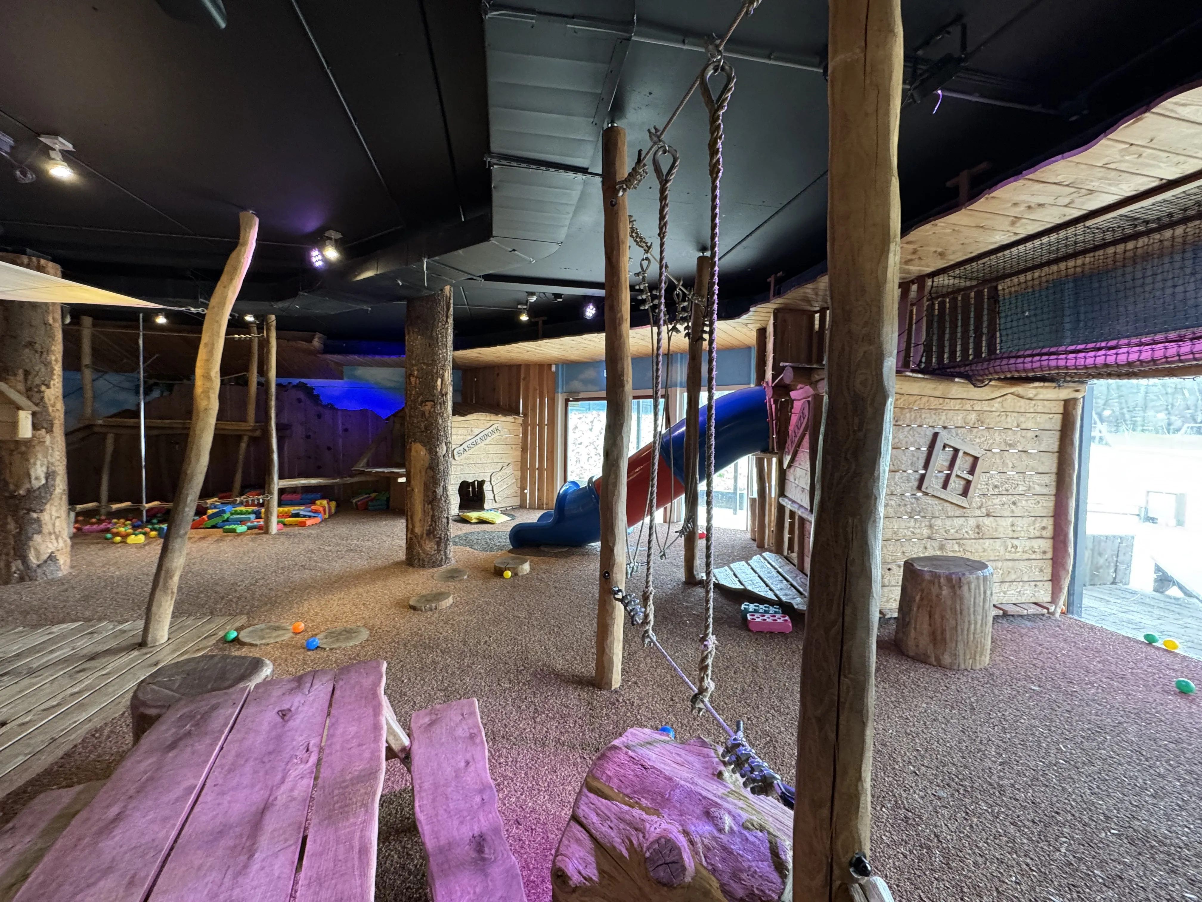 Indoor-Spielplatz im Untergeschoss mit Ausgang zum See