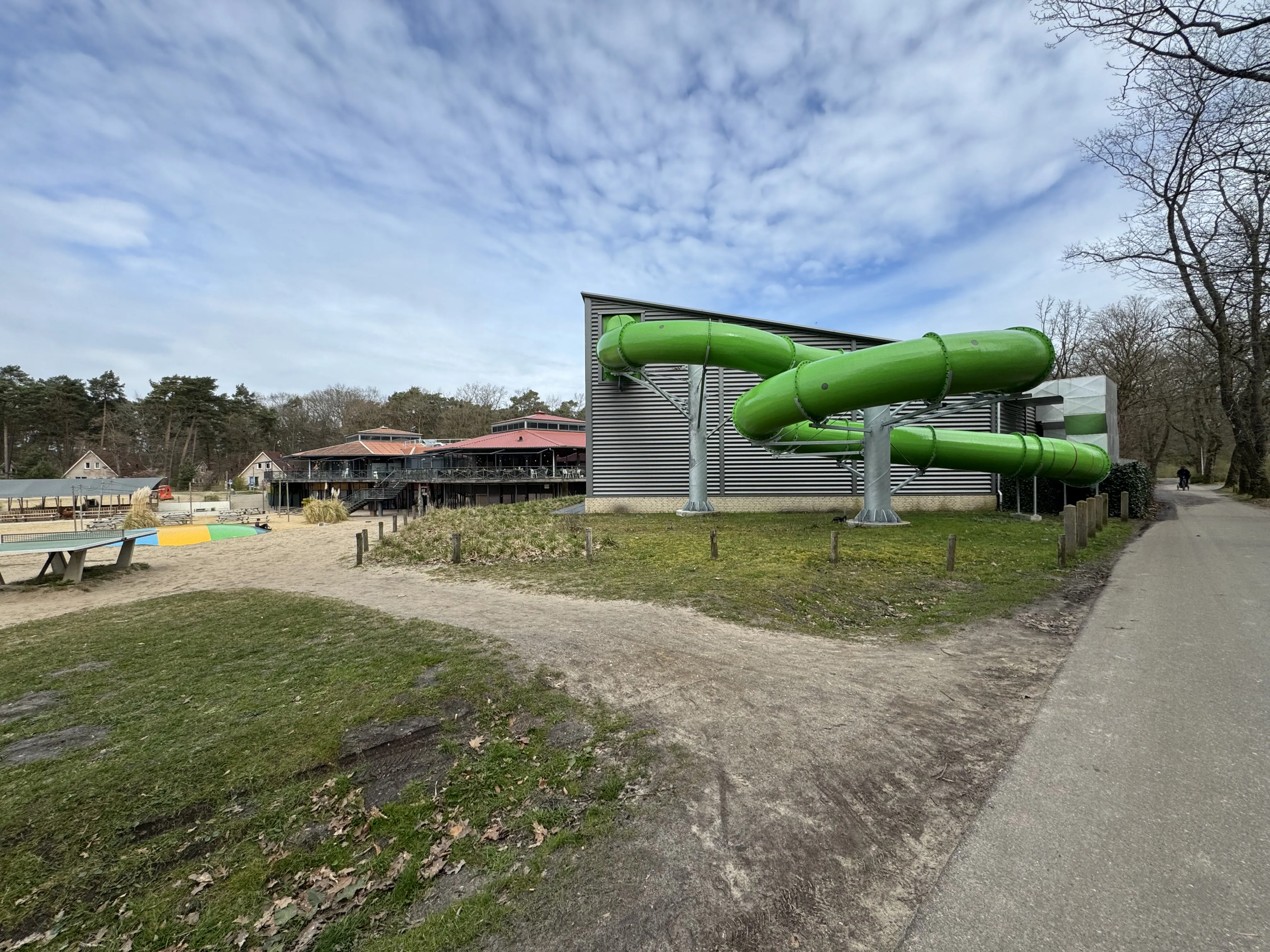 Die riesige 55-Meter-Rutsche von außen