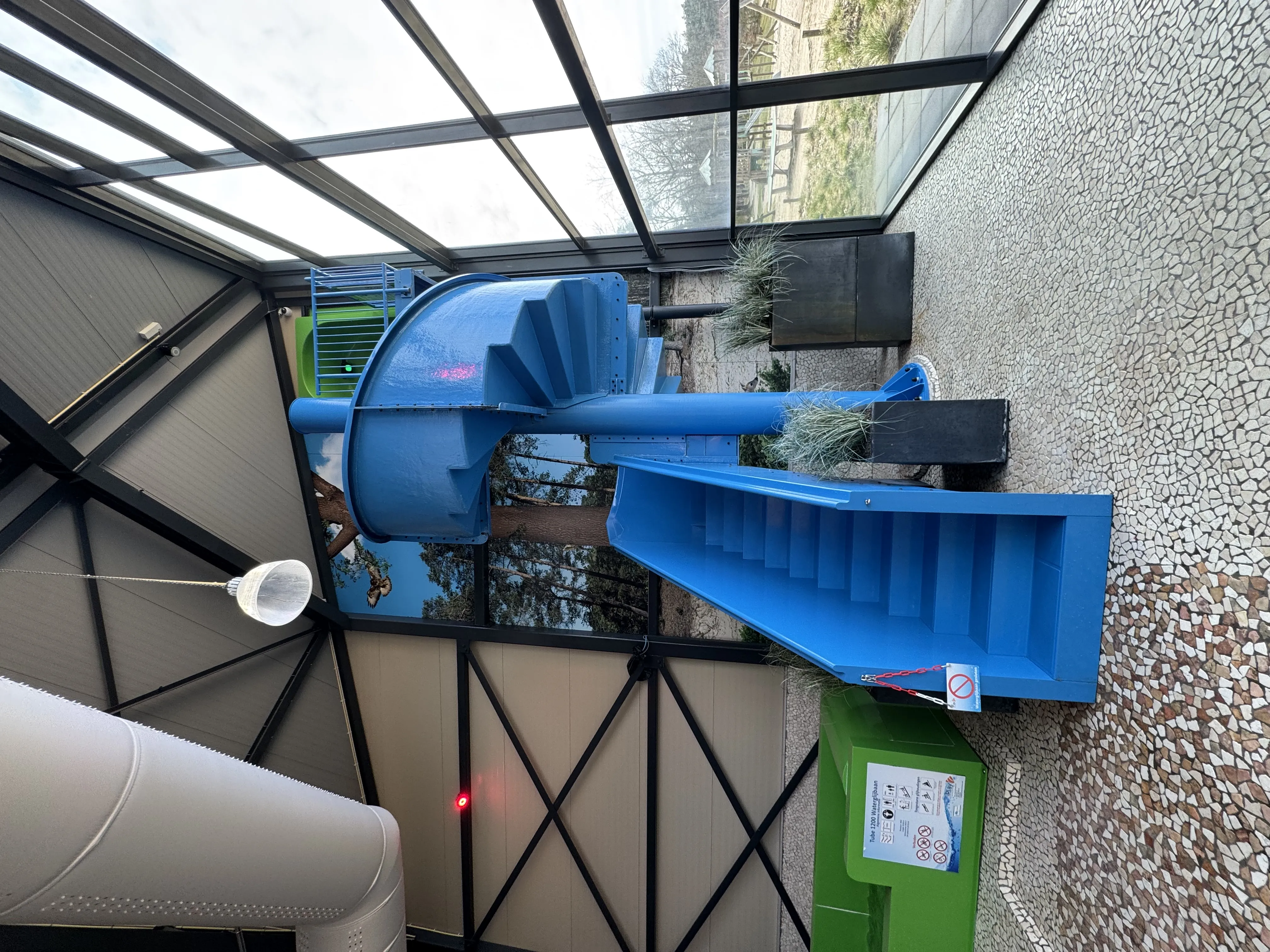 Der Rutschenturm von außen