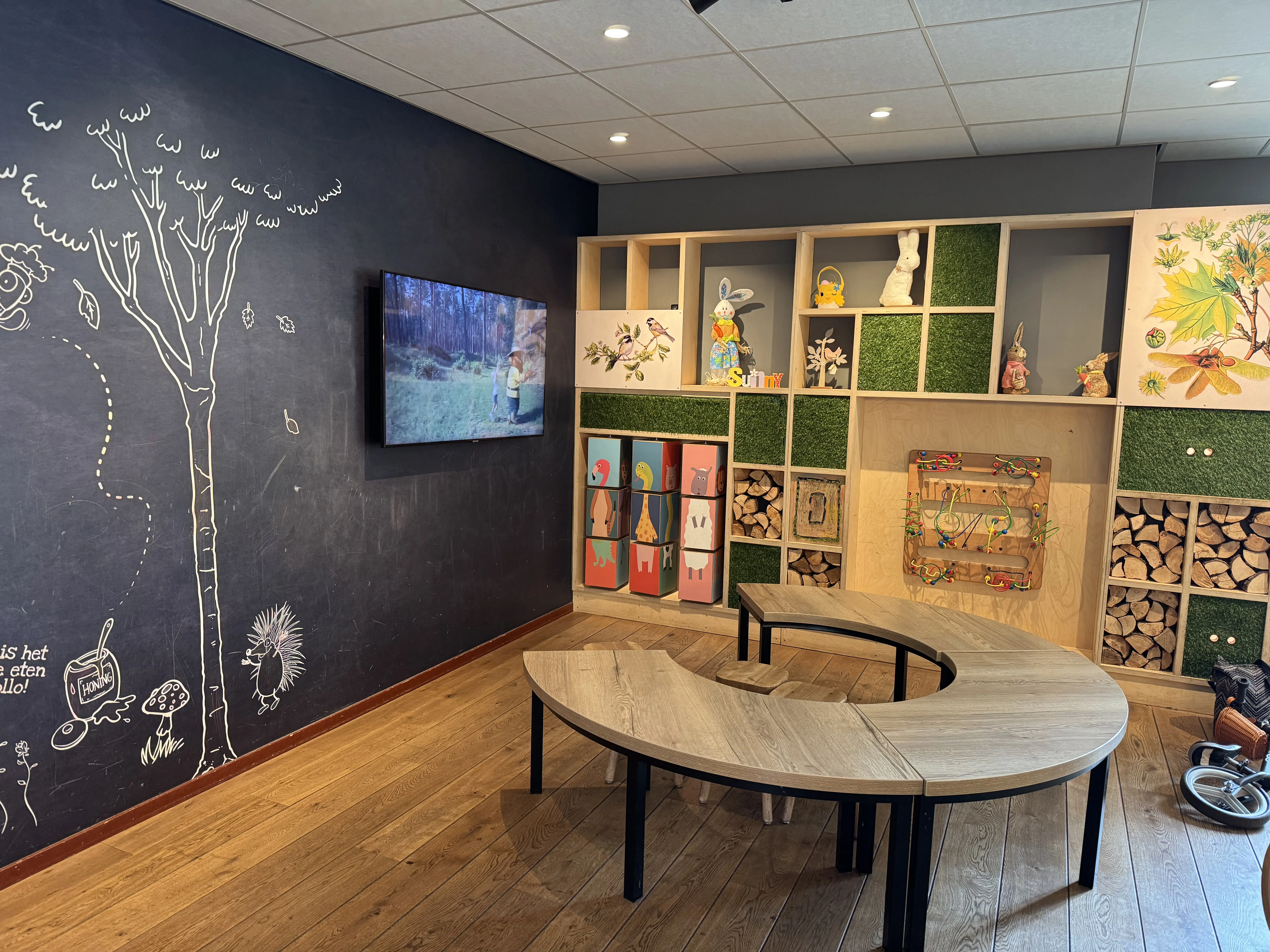 Kleine Fernsehecke mit Bollo-TV im Restaurant