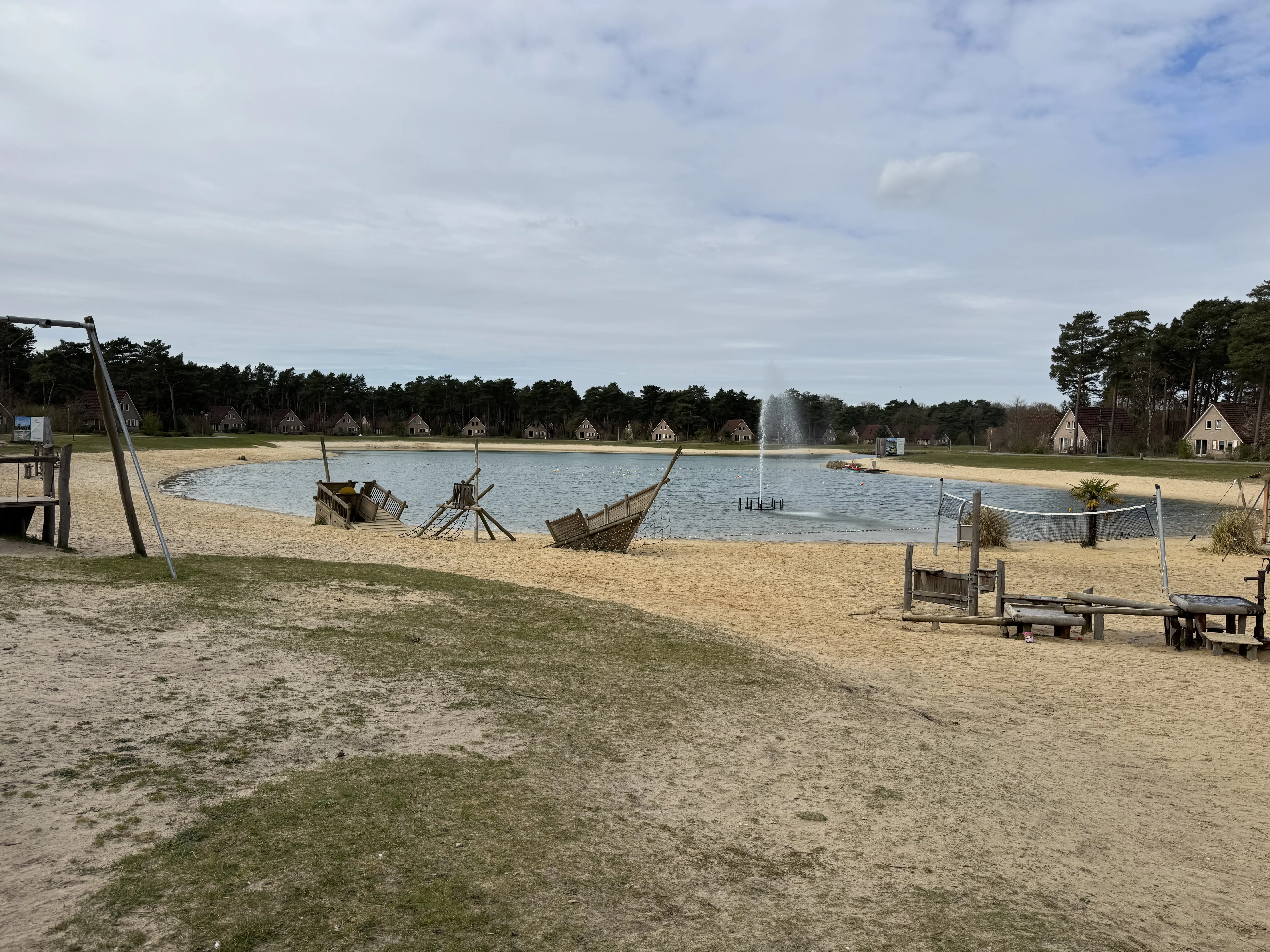 Schiffsspielplatz zwischen Zentralgebäude und See