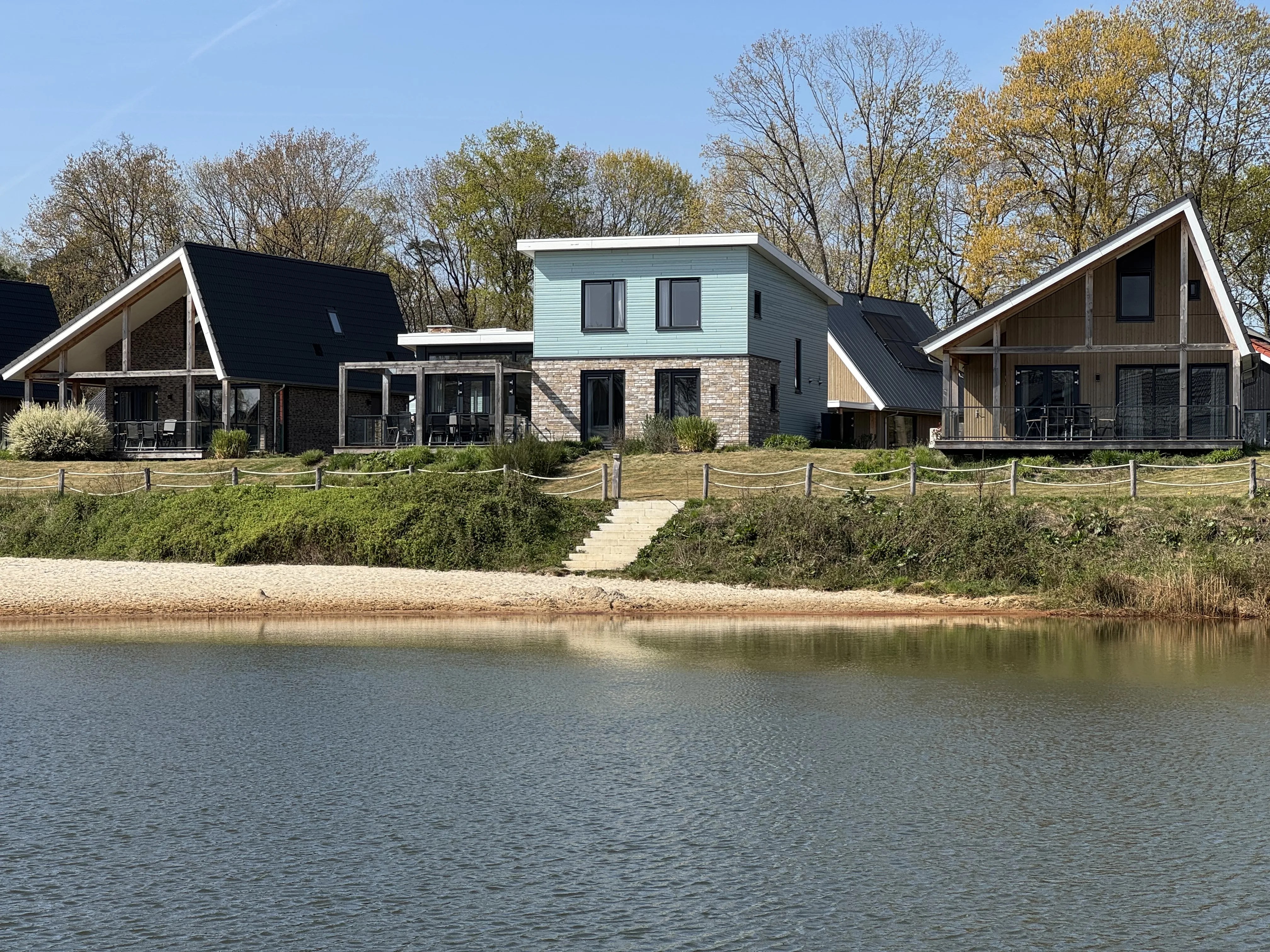 Verschiedene Ferienhaustypen am See – von der Beach Lodge bis zur Wellness-Villa