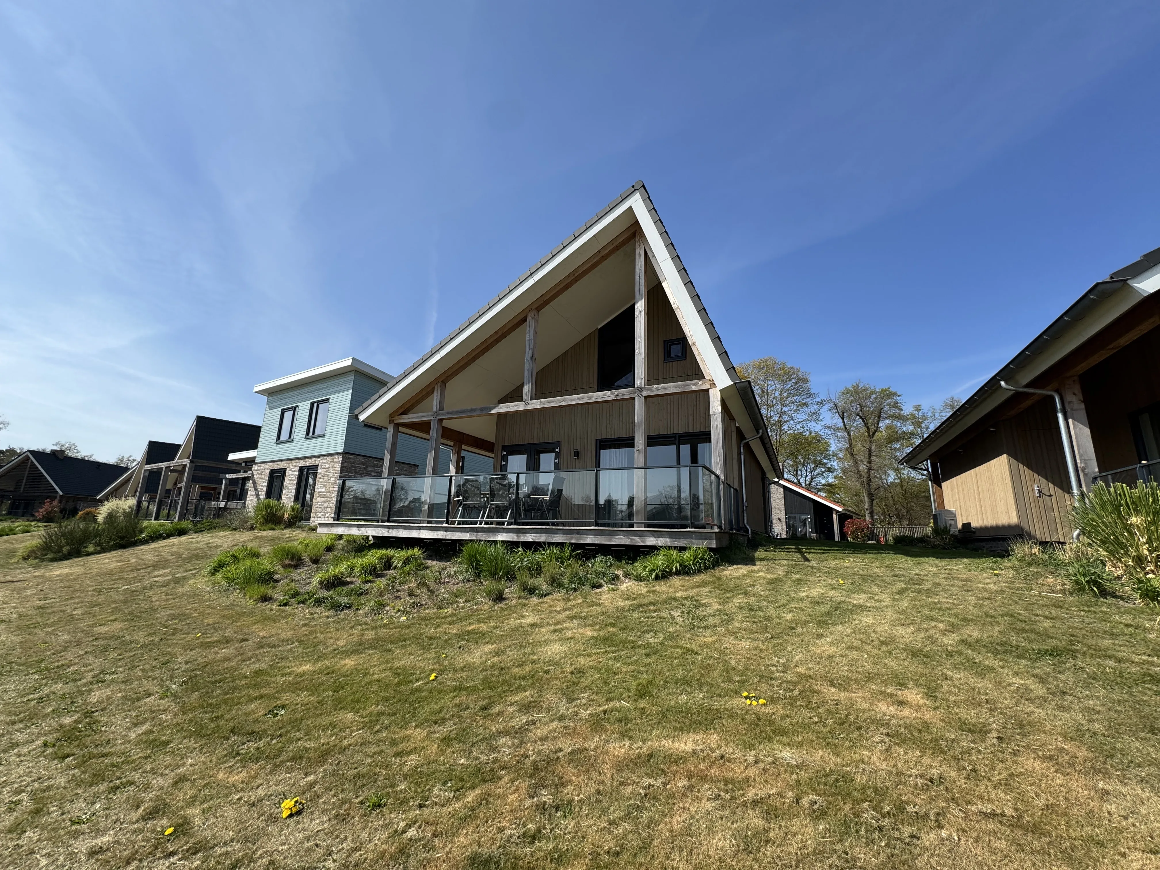 Moderne Ferienhäuser im Marina Resort Well – Holz-Stein-Architektur mit bodentiefen Fenstern