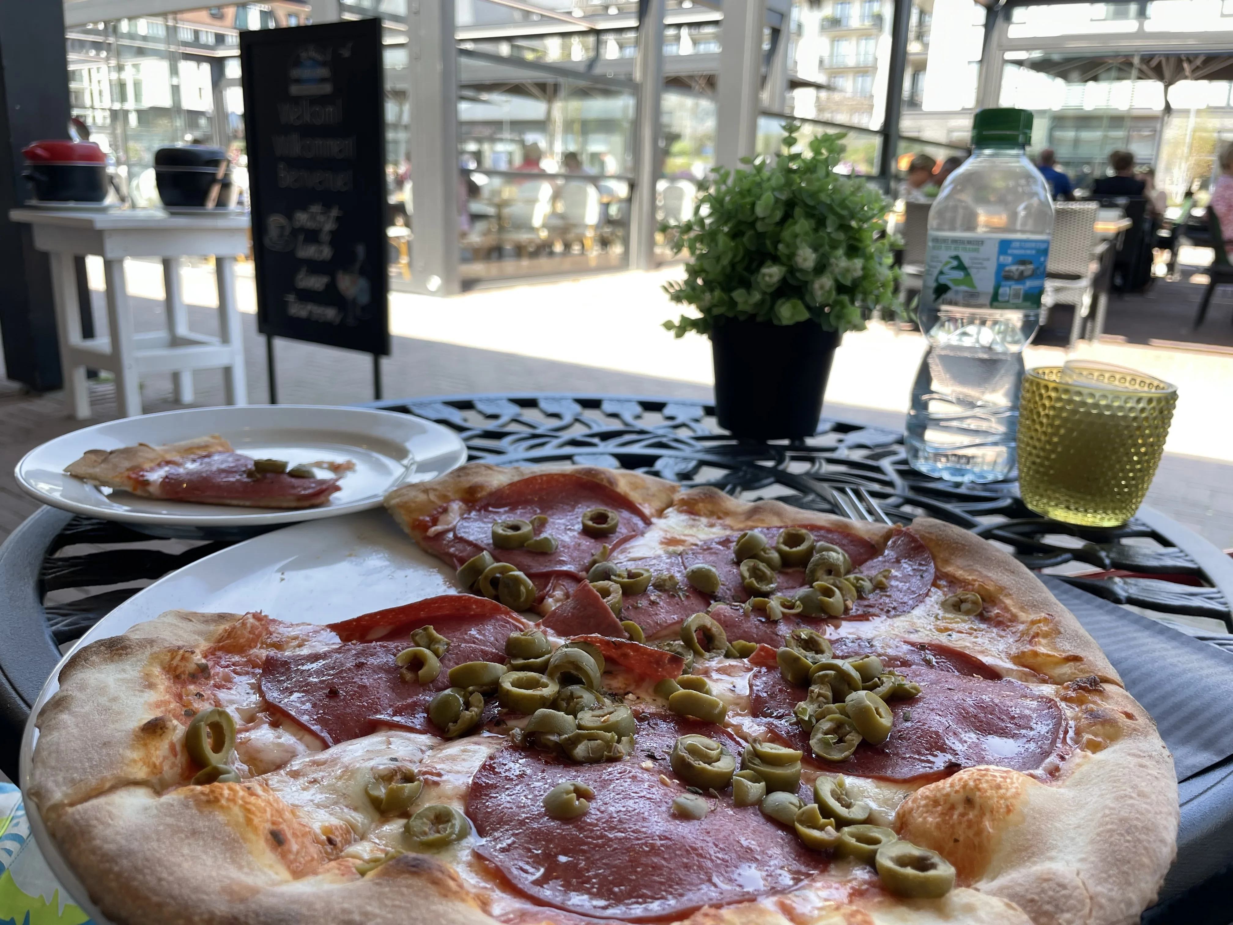 Pizza auf der Promenade als Belohnung nach dem Strandtag