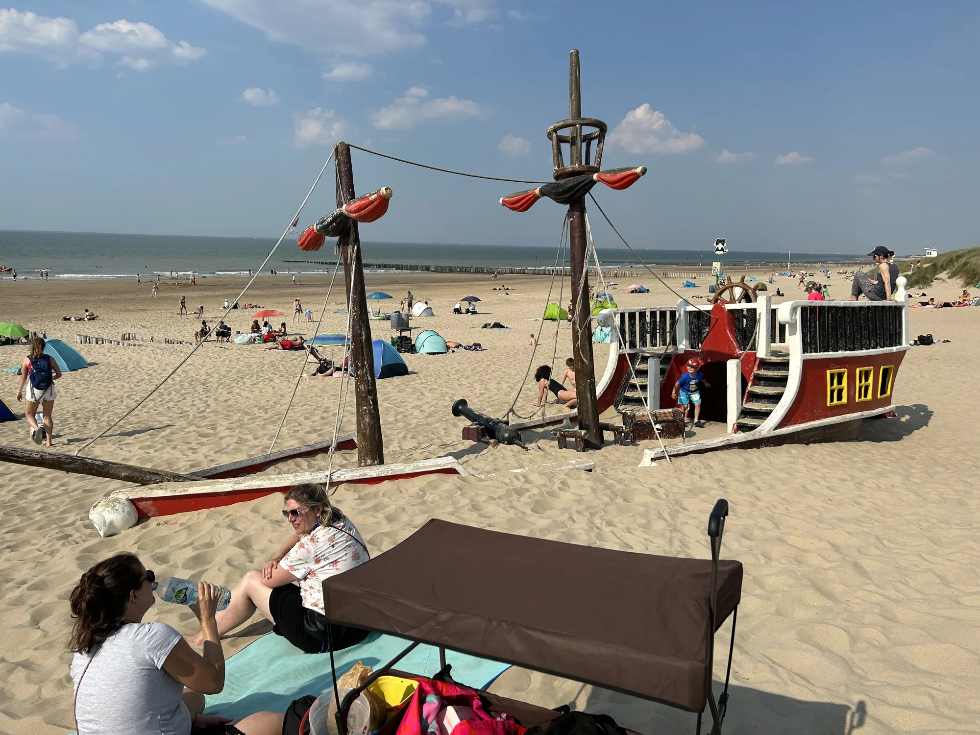 Piratenschiff-Spielplatz direkt am Strand