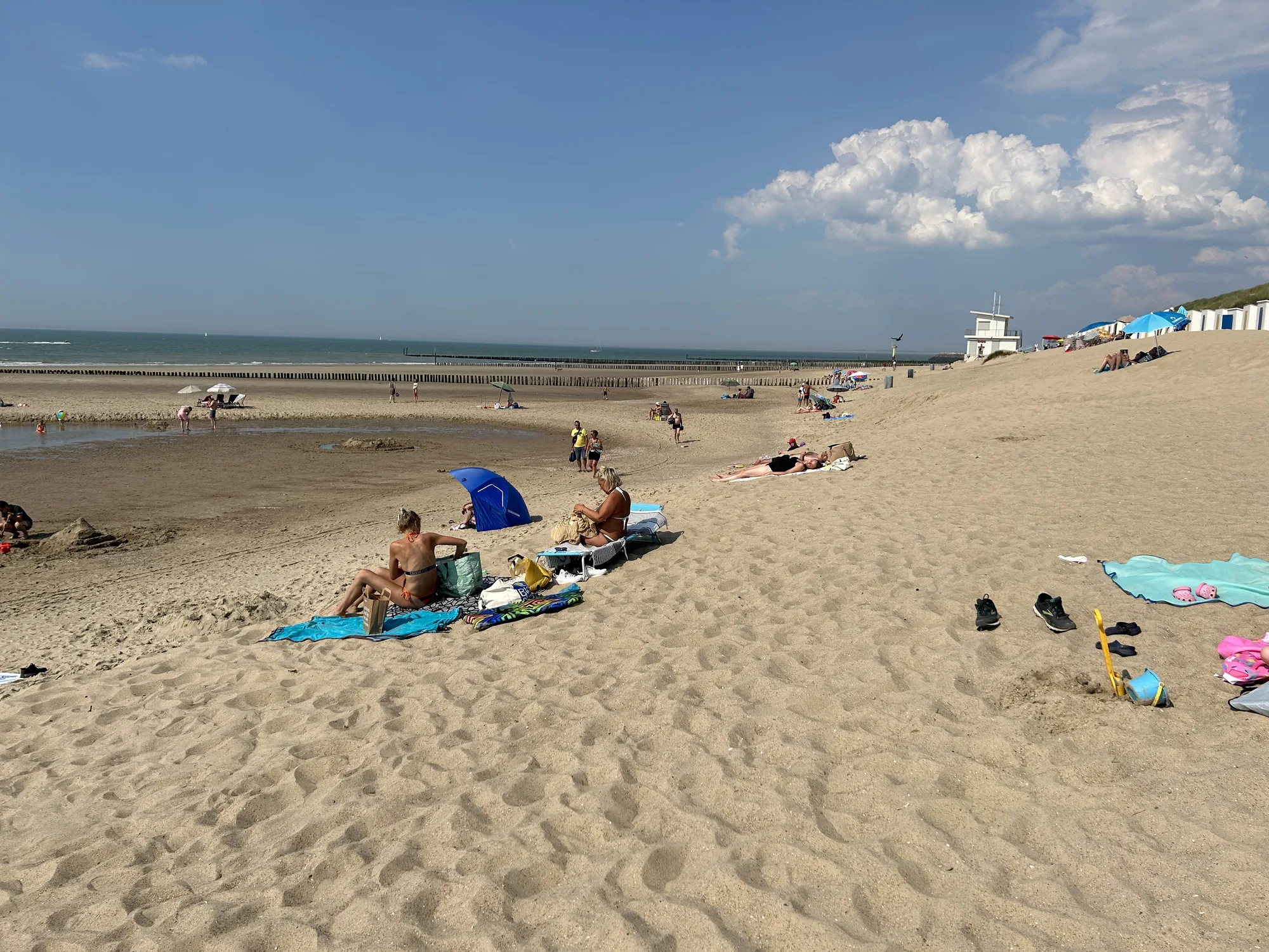 Strand mit Wellenbrechern und Strandkabinen bei Cadzand-Bad