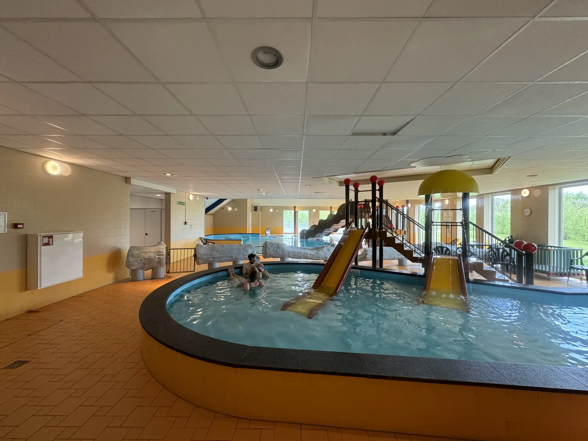 Hallenbad im Landal Orveltermarke mit Kinderrutsche und flachem Planschbereich