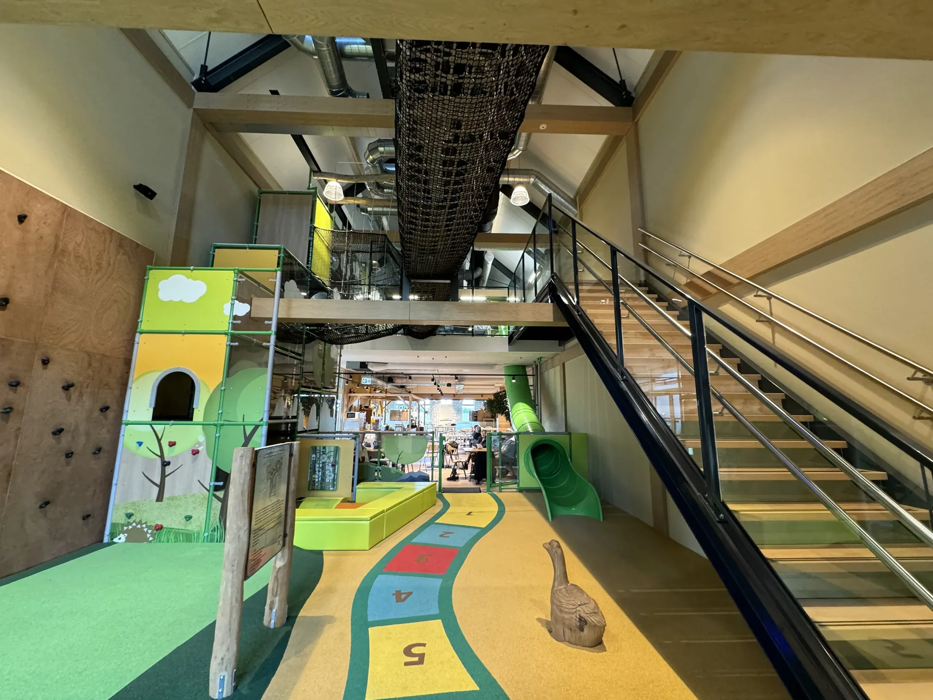 Heller Indoorspielplatz mit Klettergerüst im Landal Orveltermarke