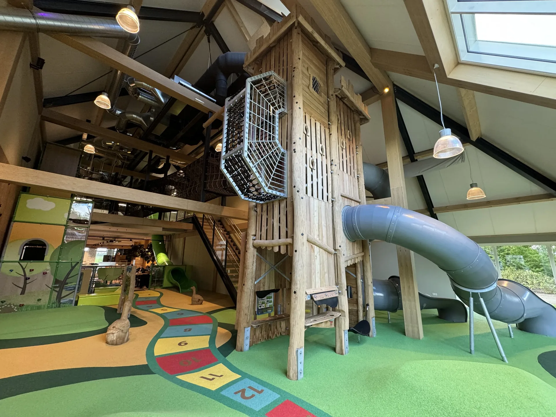 Heller Indoor-Spielbauernhof im Landal Orveltermarke mit Kletterelementen und farbigem Boden