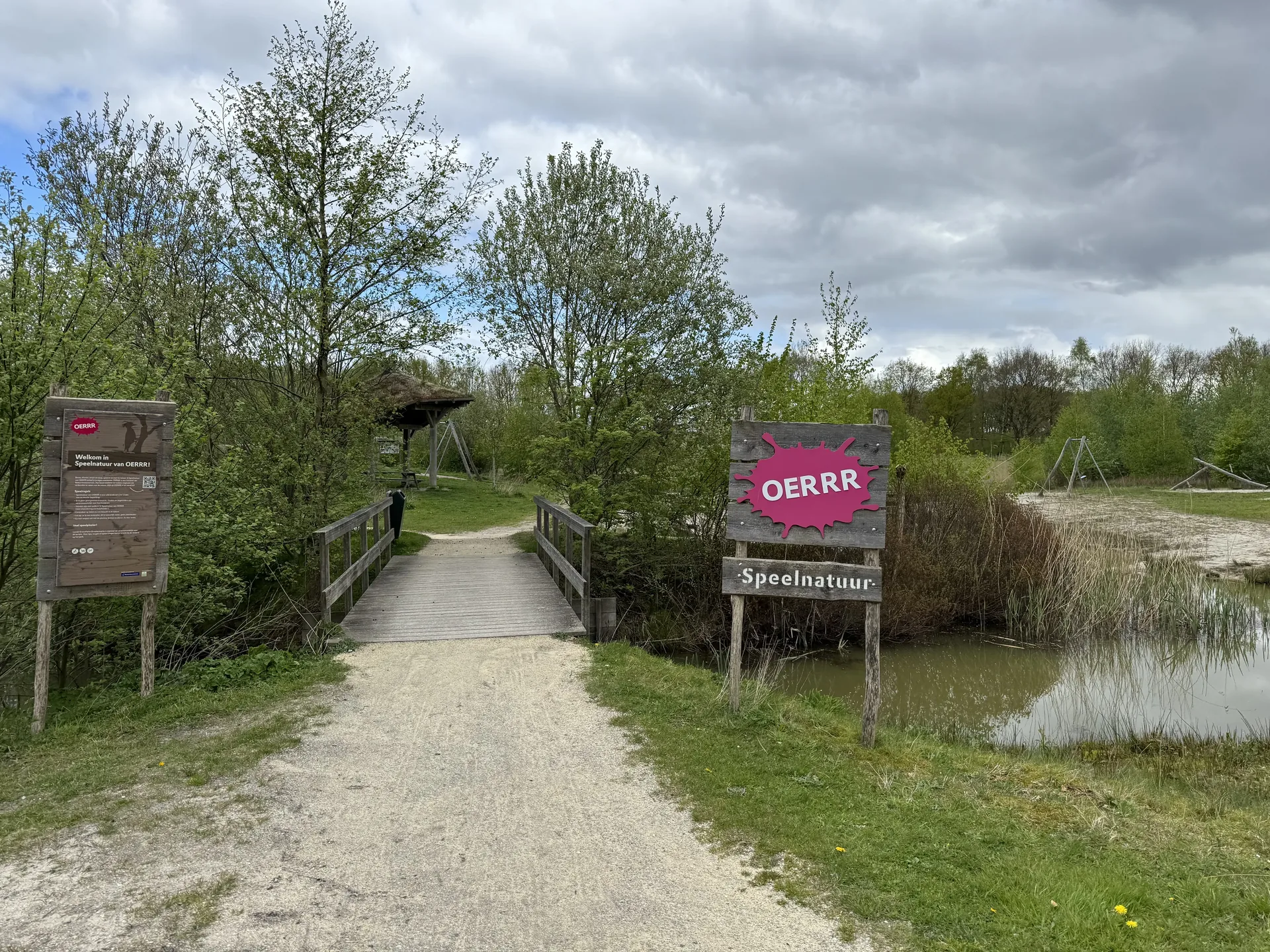 Naturspielplatz und Wanderweg am See im Landal Orveltermarke