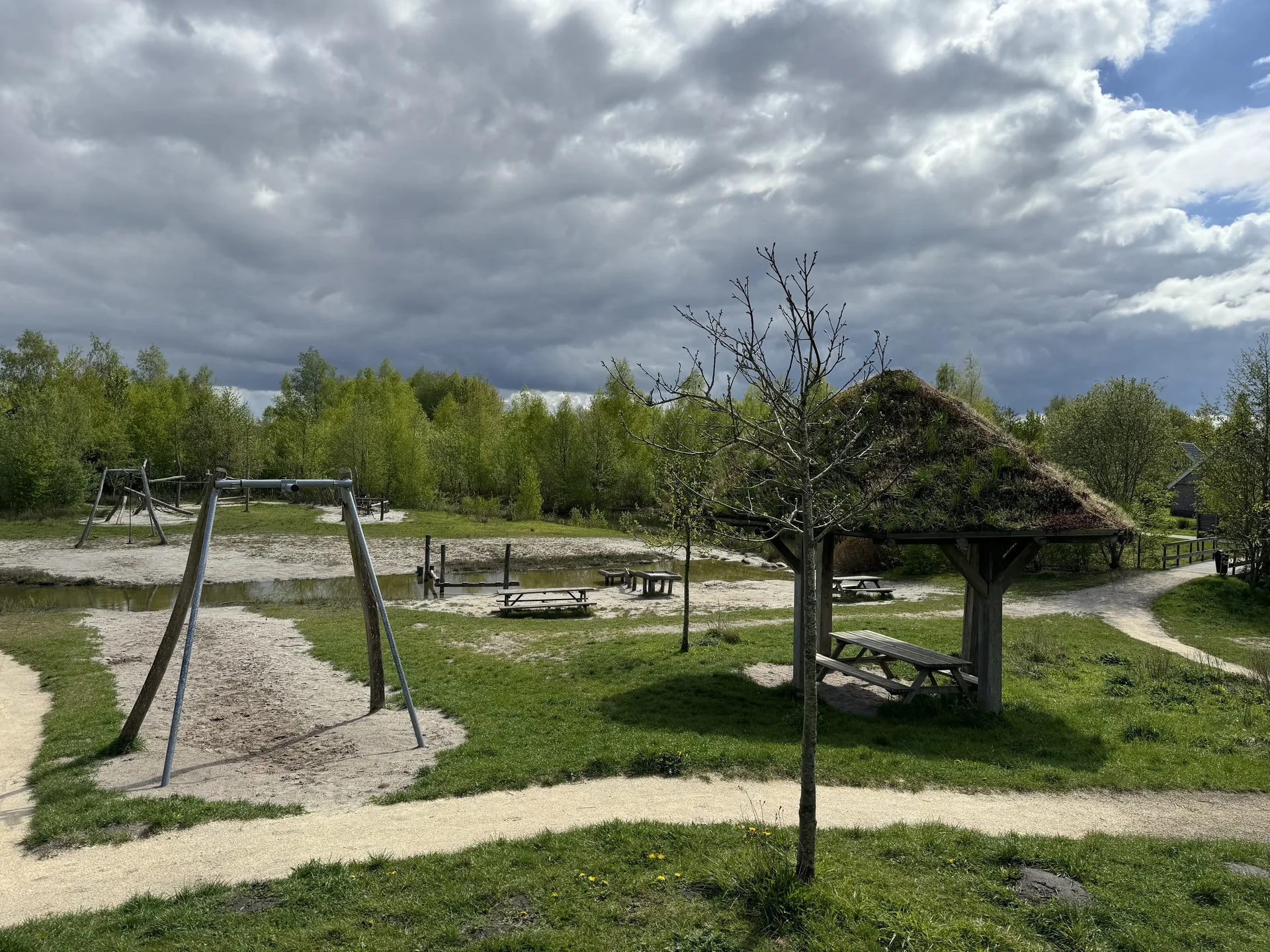 Abenteuerspielplatz mit Kletterturm und Sandbereich im Landal Orveltermarke