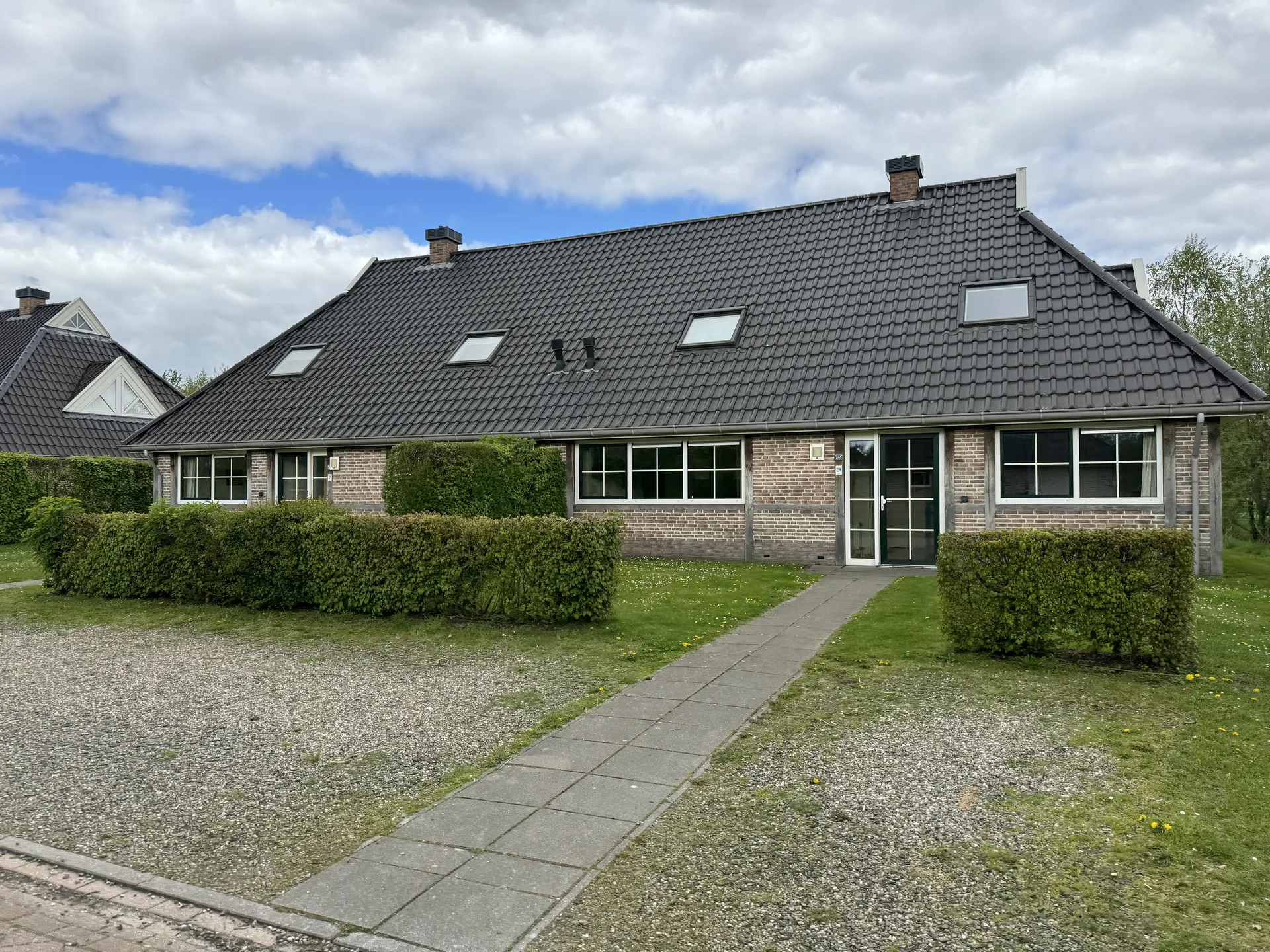 Ferienhäuser entlang der ruhigen Parkstraße im Landal Orveltermarke