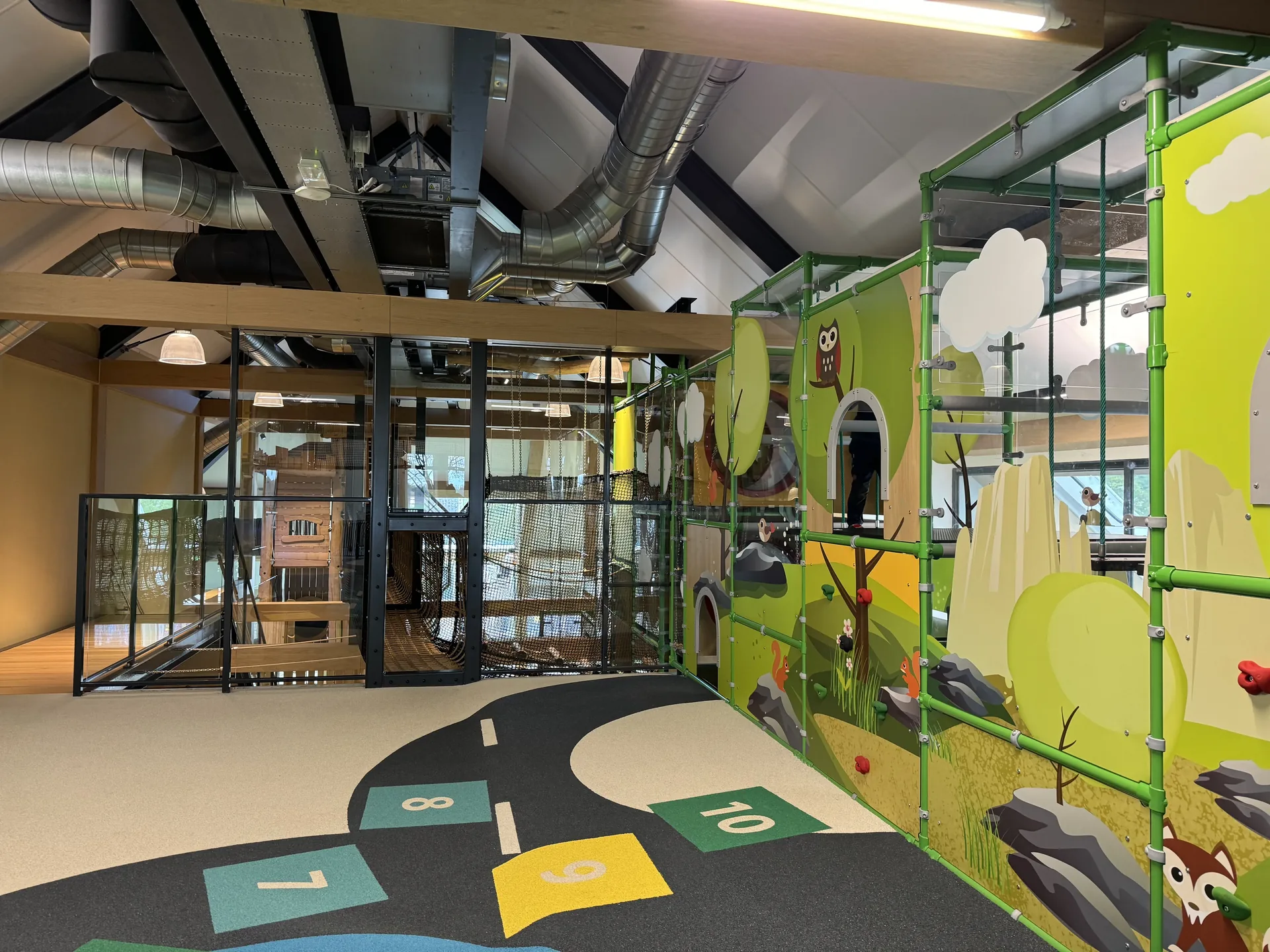 Weitläufiger Indoor-Spielplatz mit Klettergerüst und Softplay-Bereich im Landal Orveltermarke