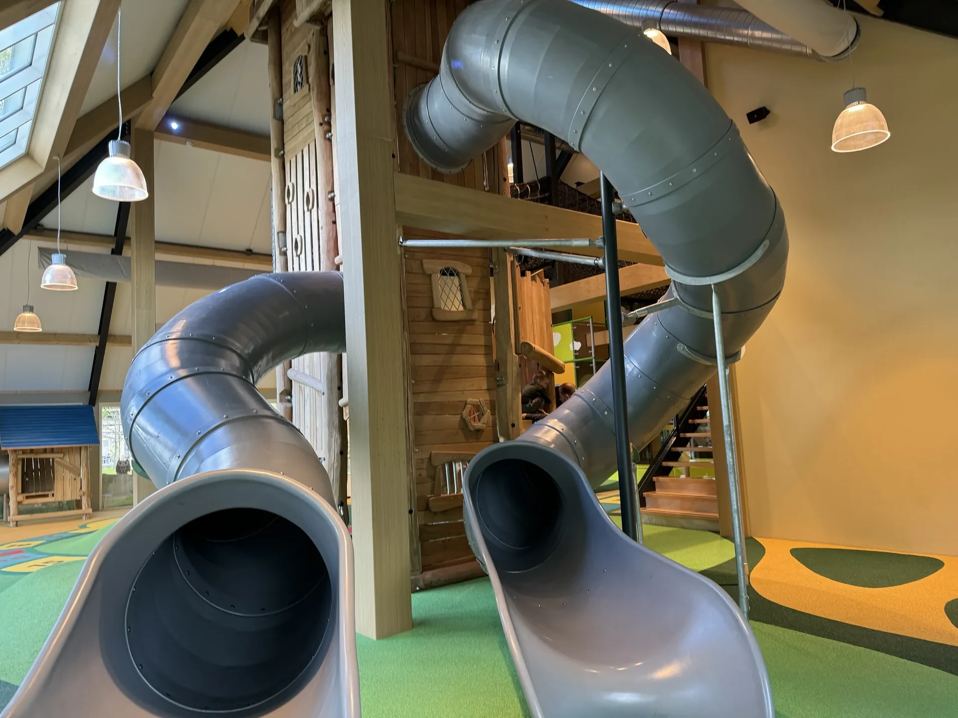 Zwei große Röhrenrutschen im Indoor-Spielbauernhof des Landal Orveltermarke
