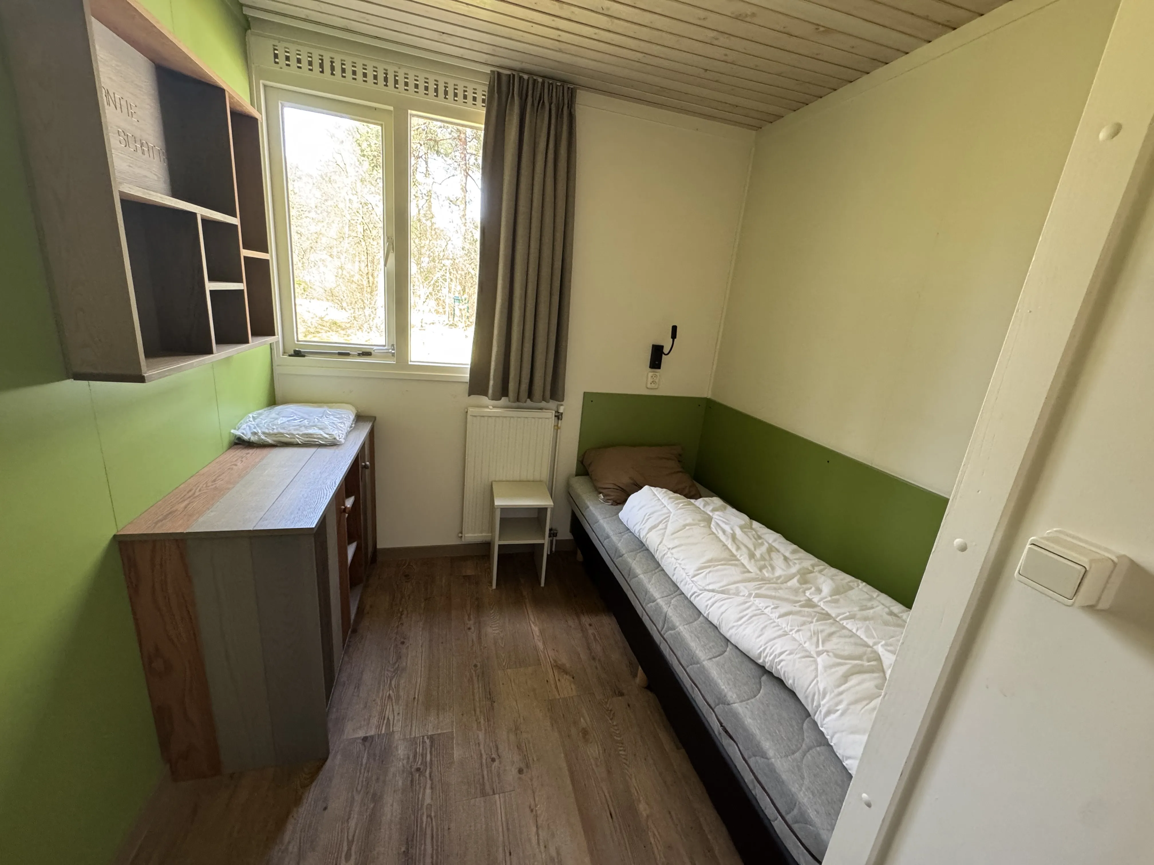 Einzelzimmer mit Babybett im Baby-Ferienhaus