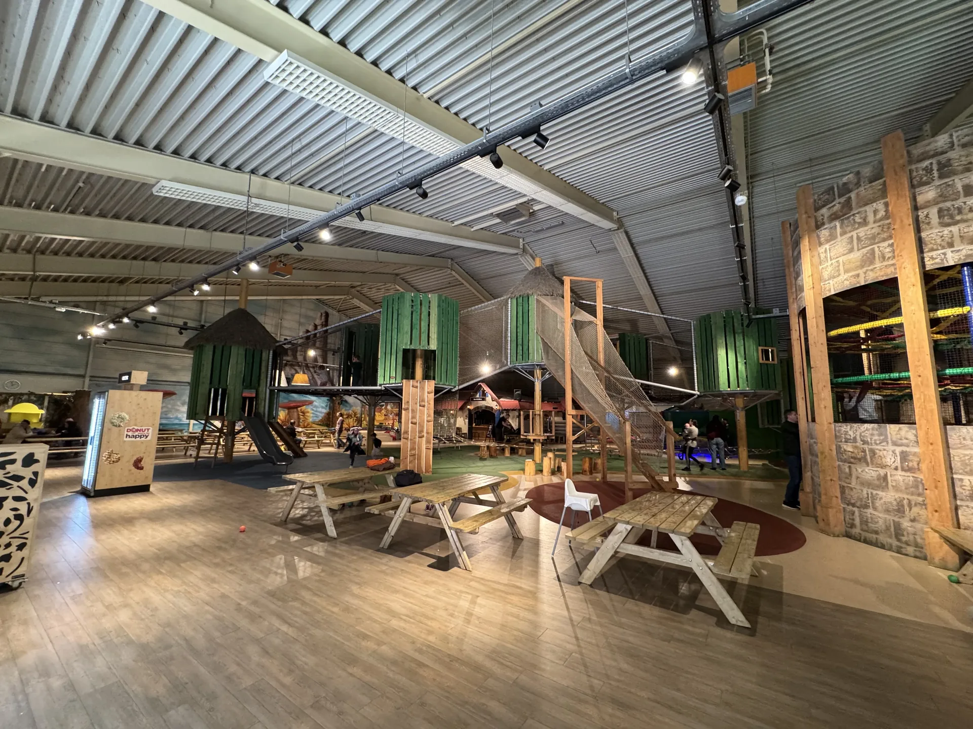 Großes Klettergerüst für ältere Kinder im Indoorspielplatz
