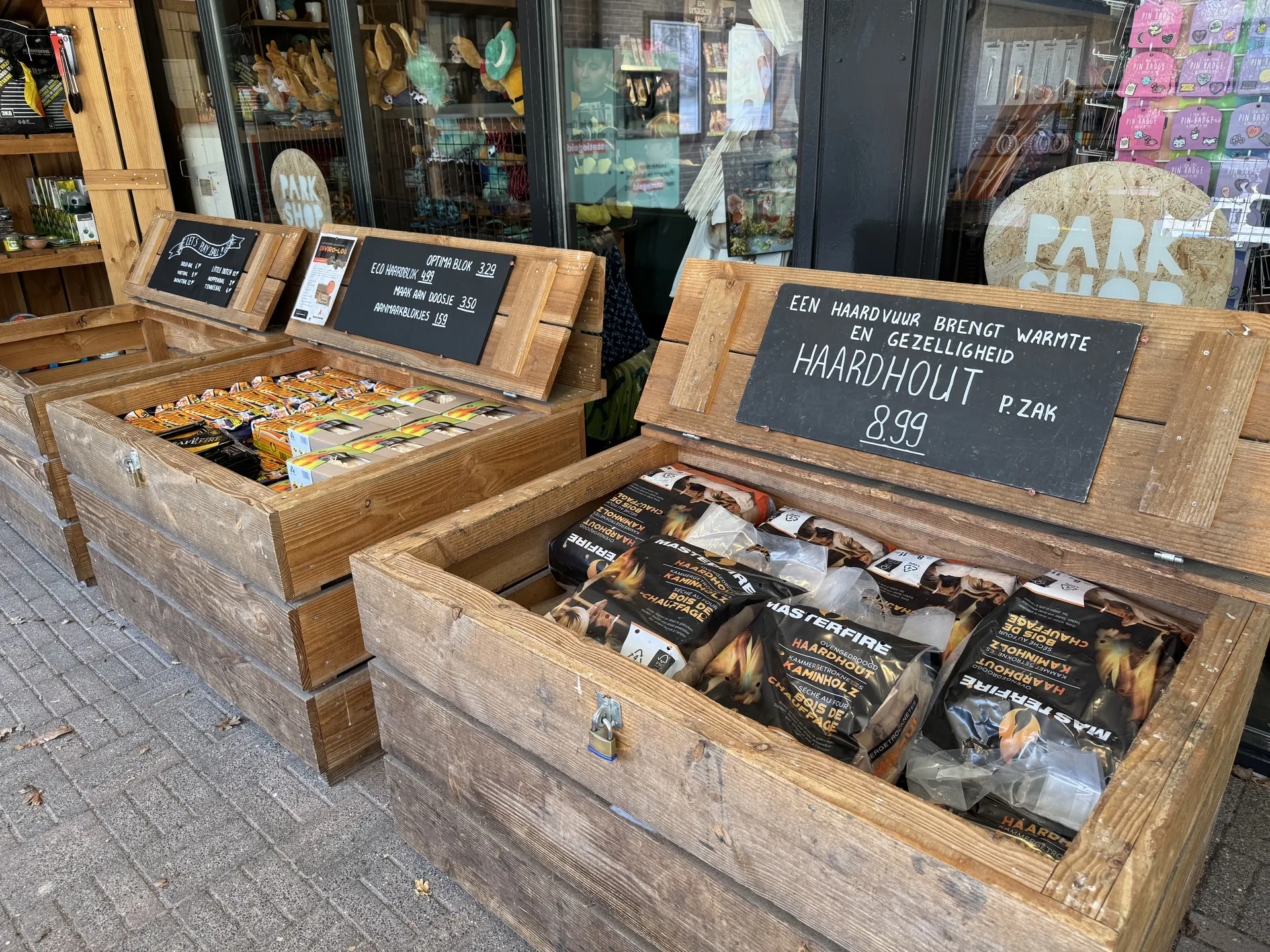 Kaminholz am Shop mit Preisschildern