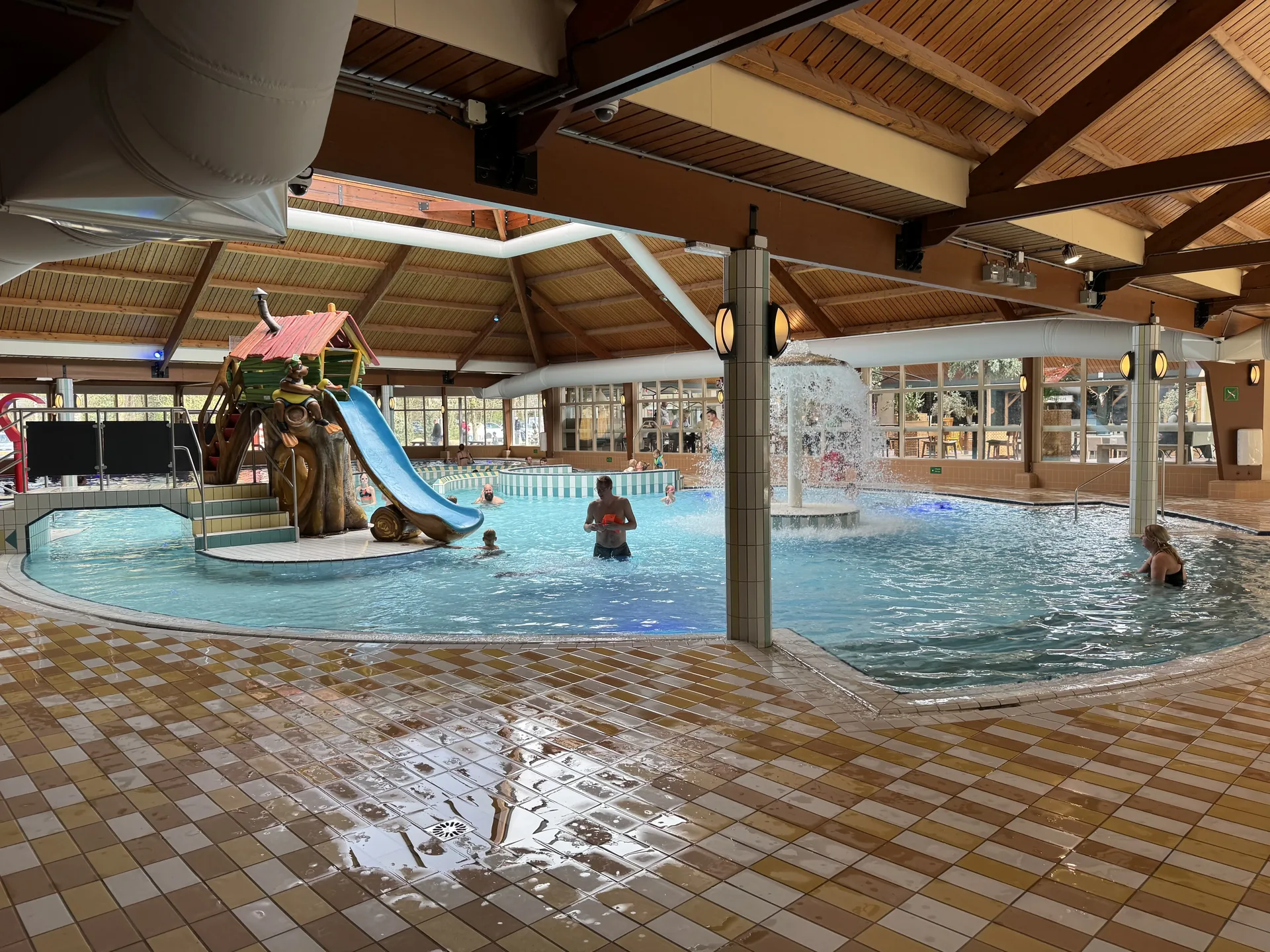 Hallenschwimmbad im Landal Rabbit Hill in der Gesamtansicht