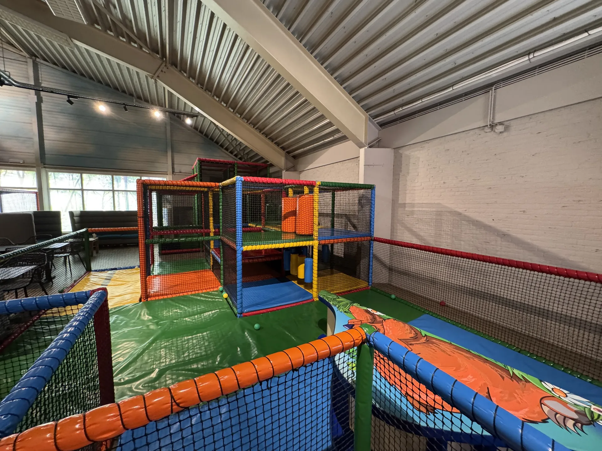 Spielelemente für kleine Kinder im Indoorspielplatz