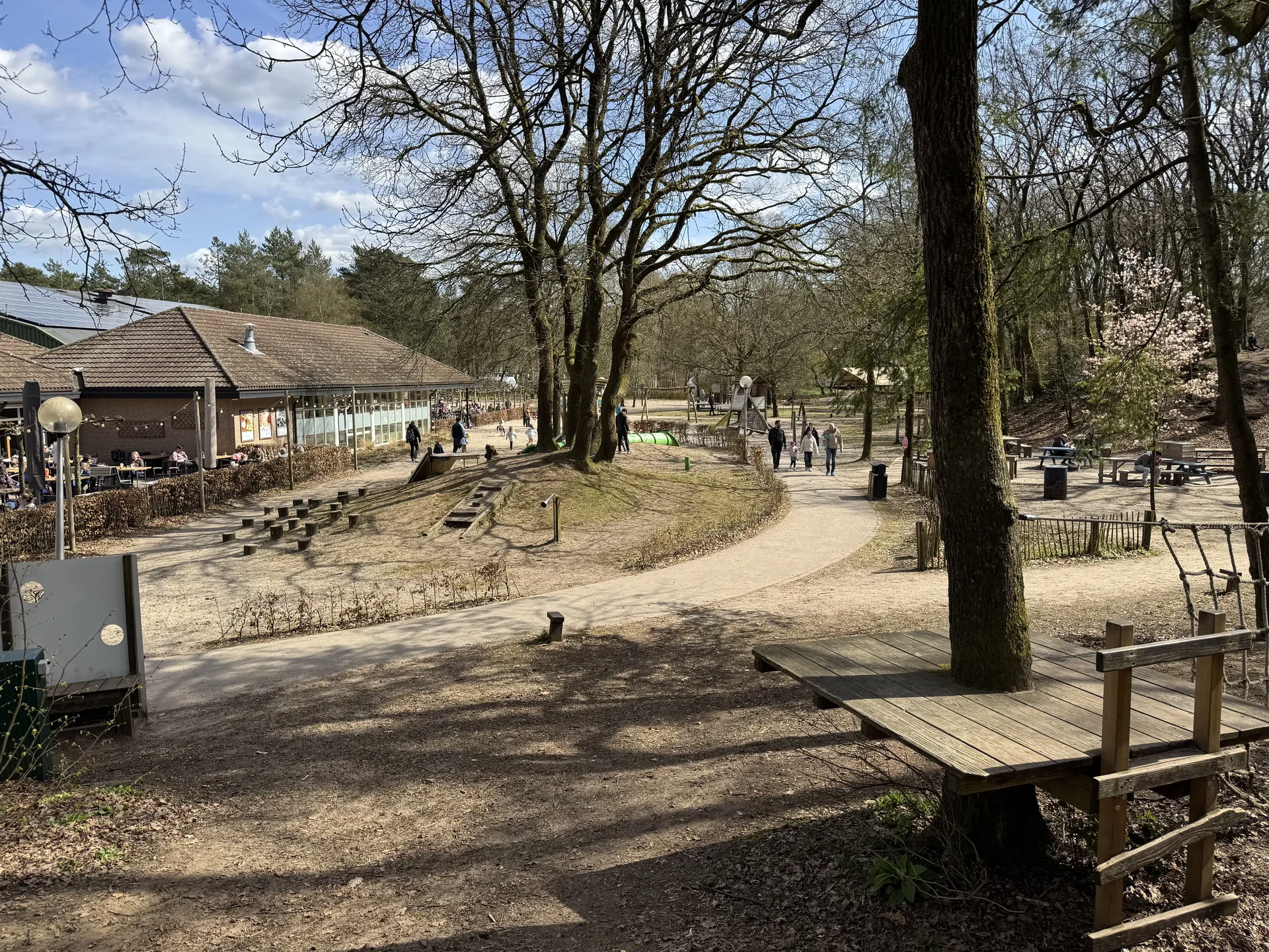Großer Waldspielplatz mit Klettergerüsten im Wald
