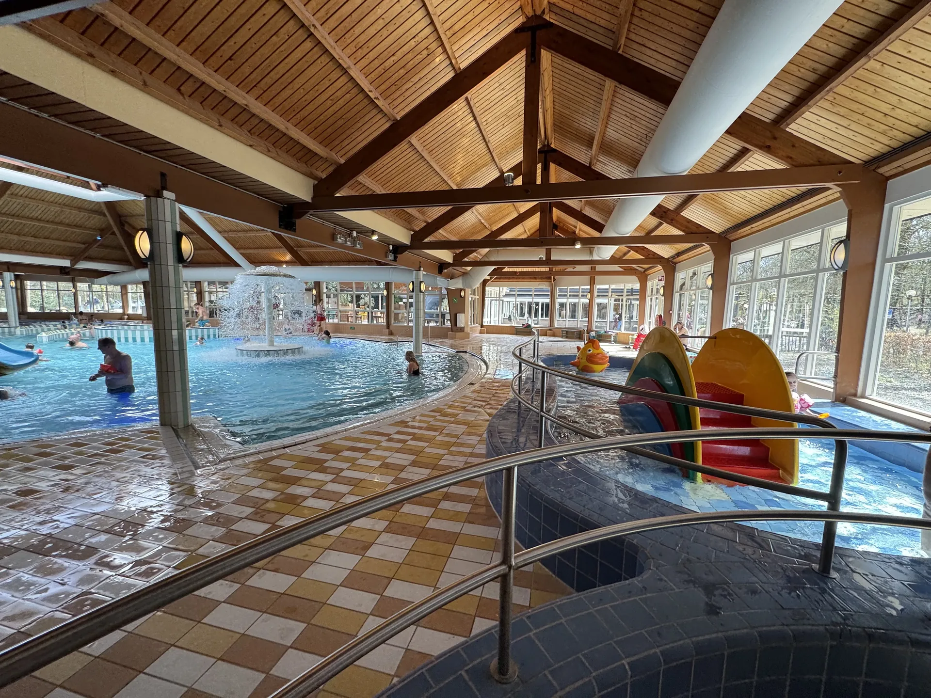 Kleinkinderbereich im Schwimmbad mit flachem Wasser