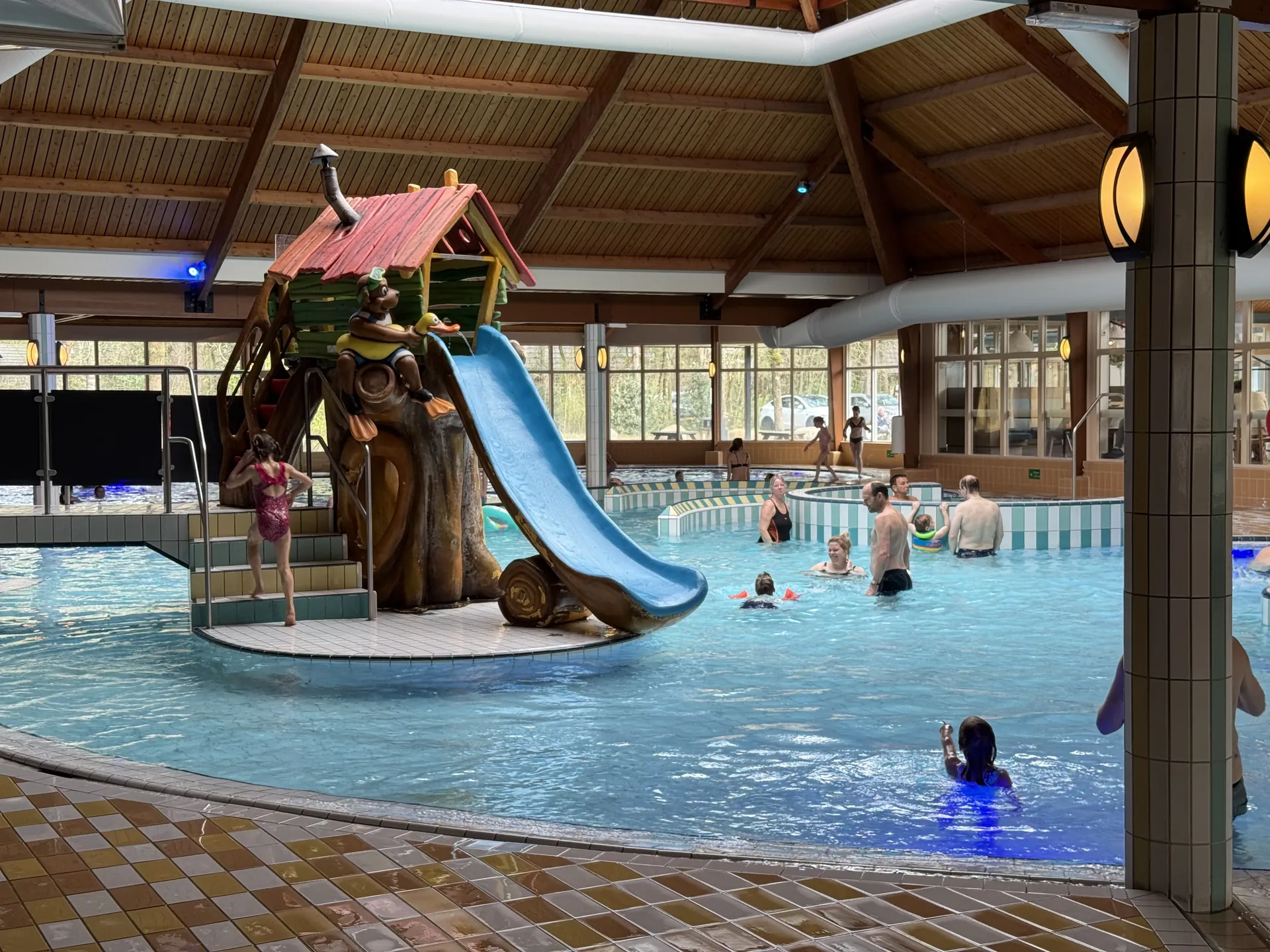 Die kurze Rutsche im Hallenschwimmbad