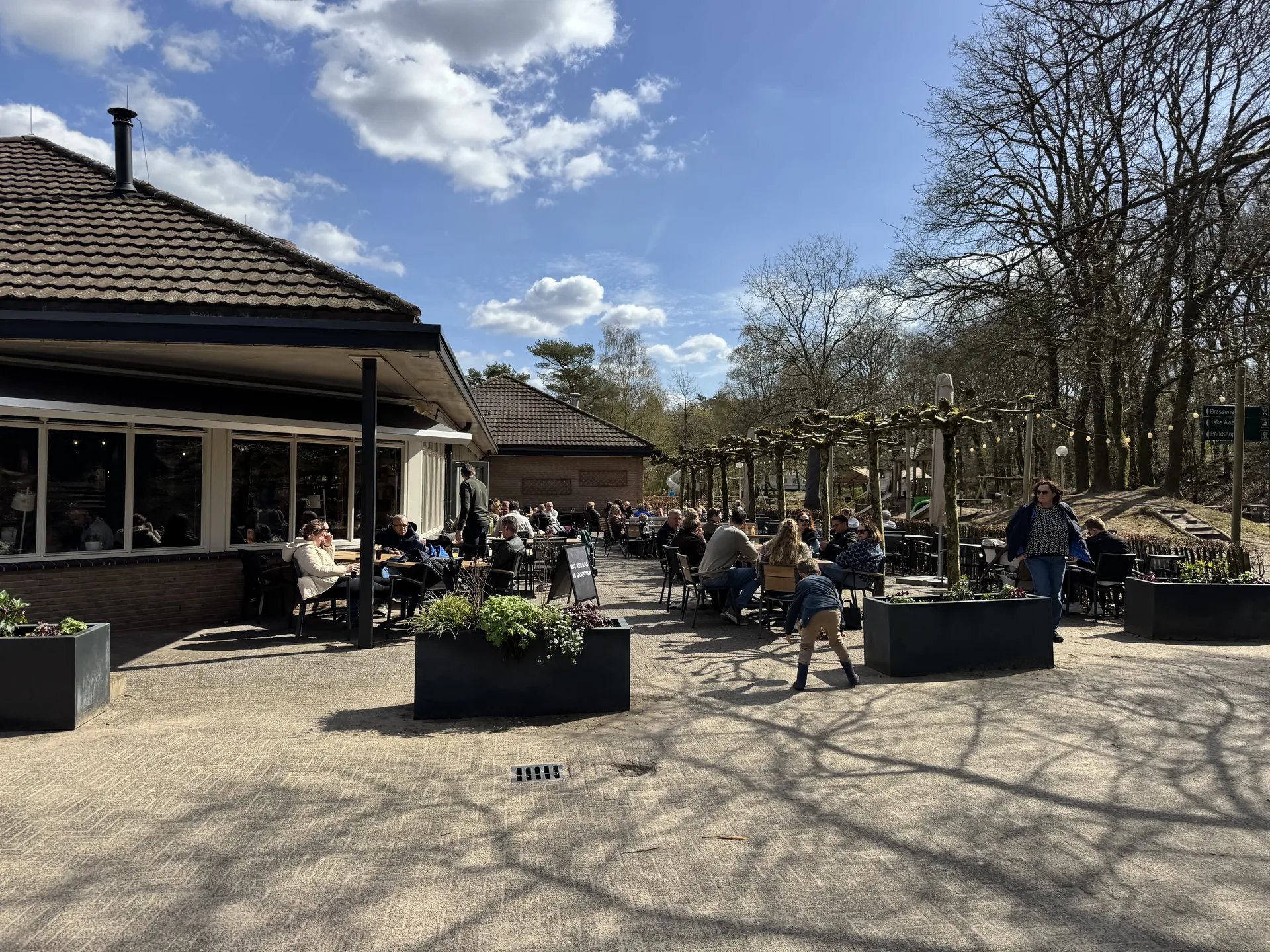 Café-Terrasse vor dem Zentralgebäude