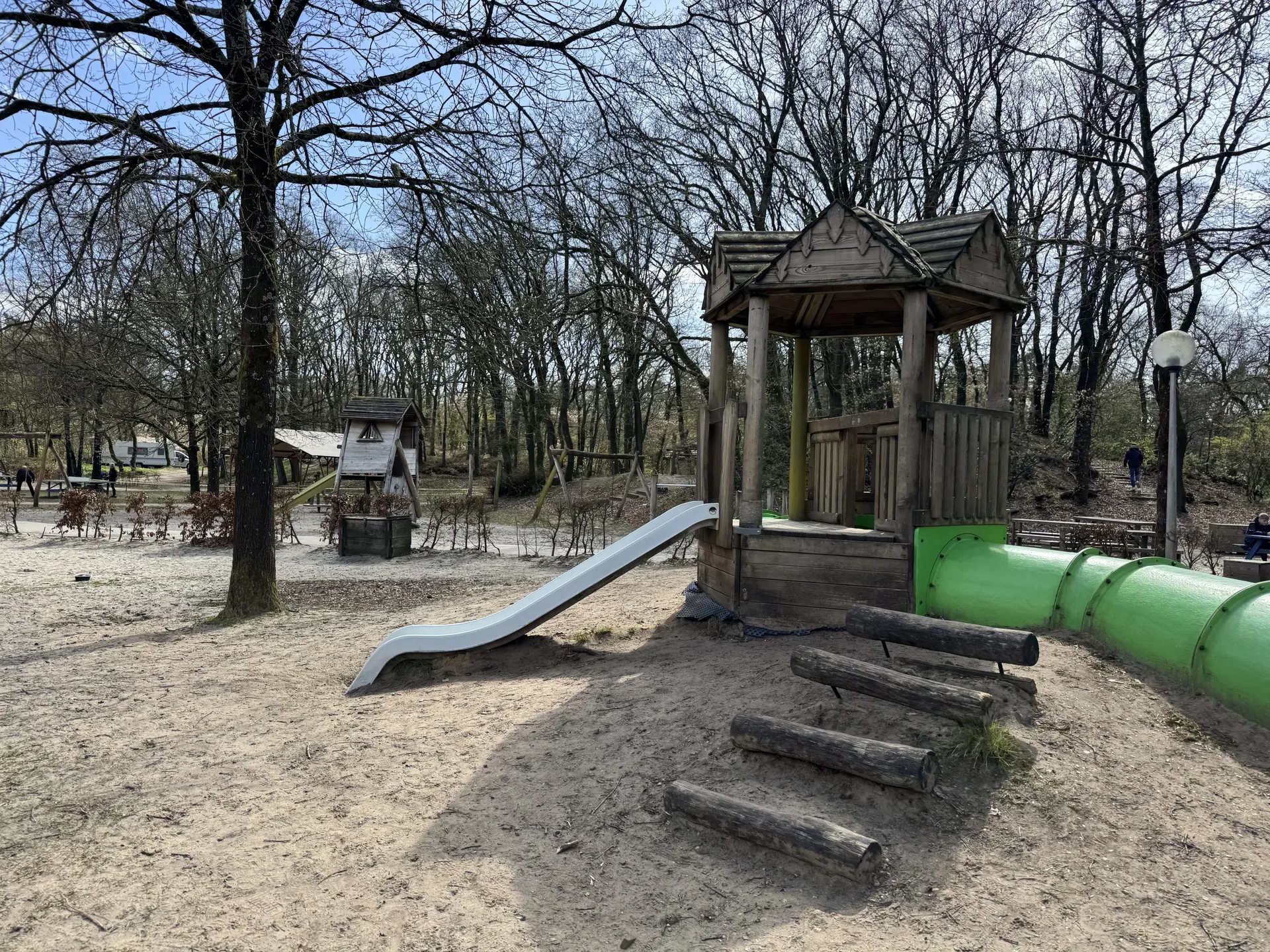 Rutschen auf dem Waldspielplatz