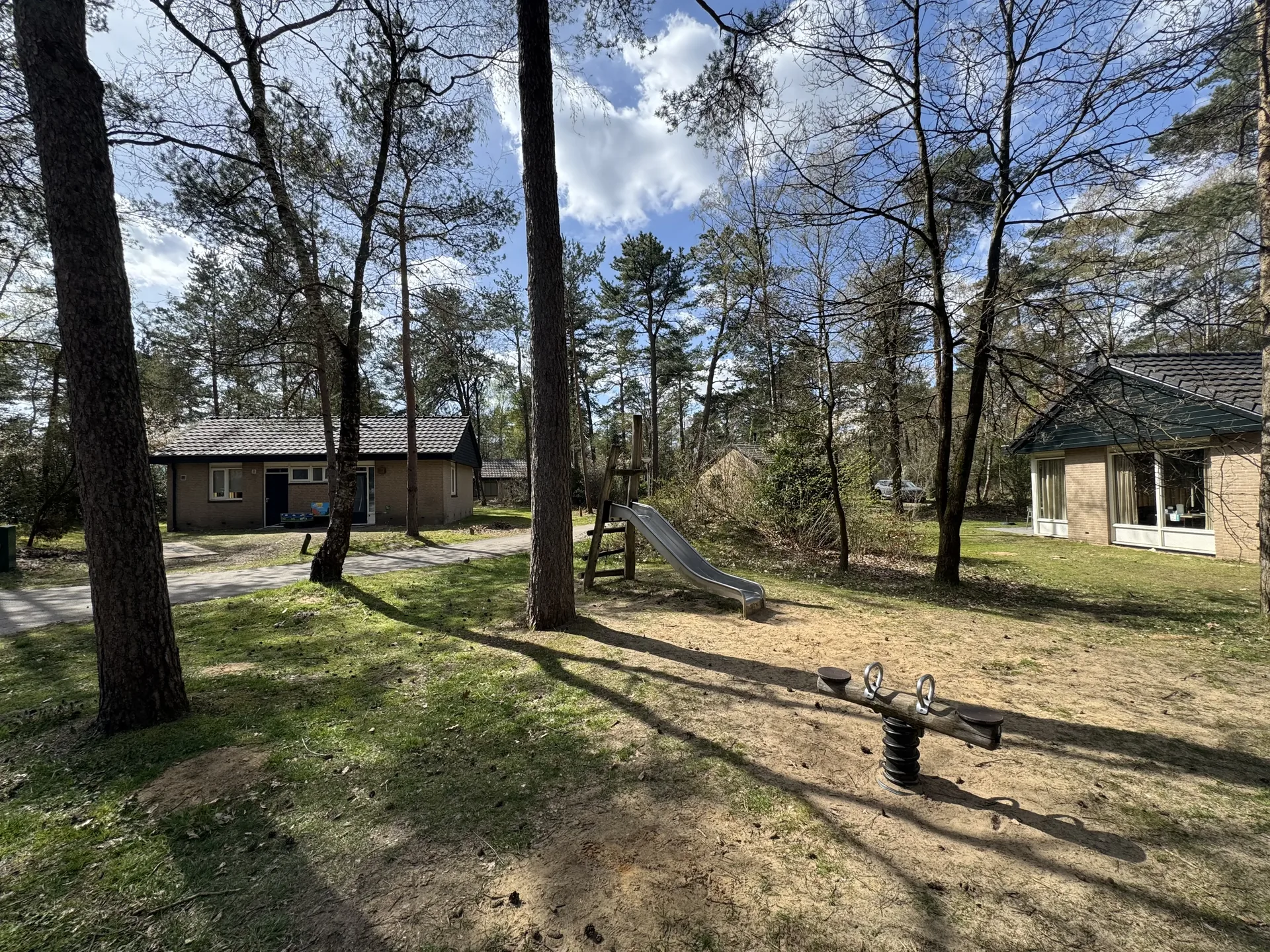 Ferienhäuser im Wald des Landal Rabbit Hill mit kleinem Waldspielplatz